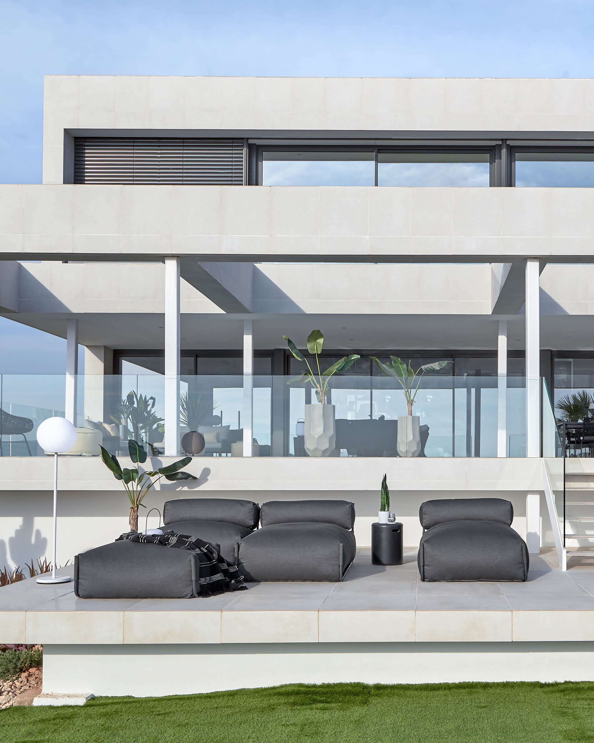 Die Verona Außen-Tischlampe von Kave Home kombiniert elegantes Design mit Flexibilität. Perfekt für jeden Raum, robust und vielseitig einsetzbar.