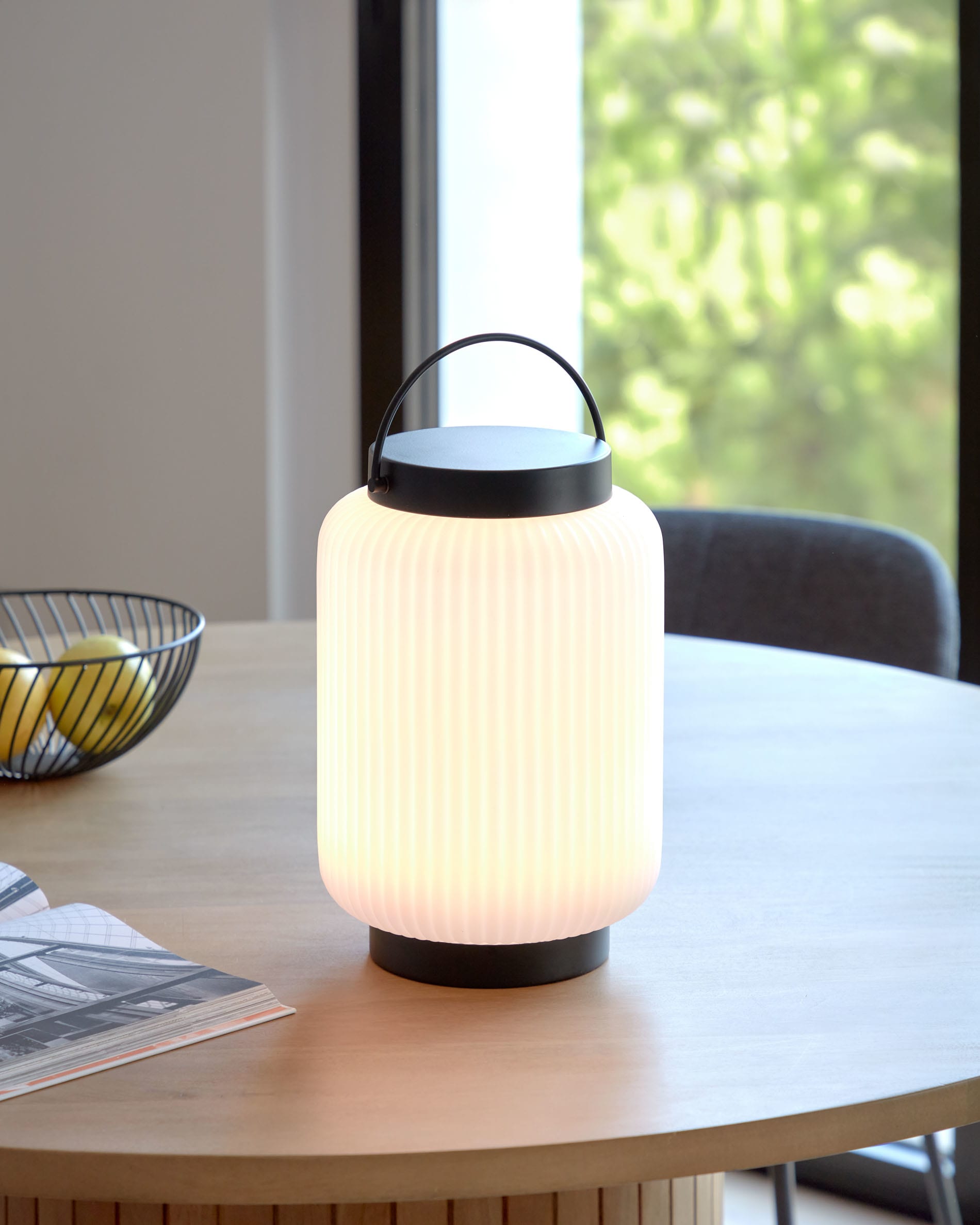Die Verona Außen-Tischlampe von Kave Home kombiniert elegantes Design mit flexibler Nutzung. Perfekt für stimmungsvolle Beleuchtung drinnen und draußen.
