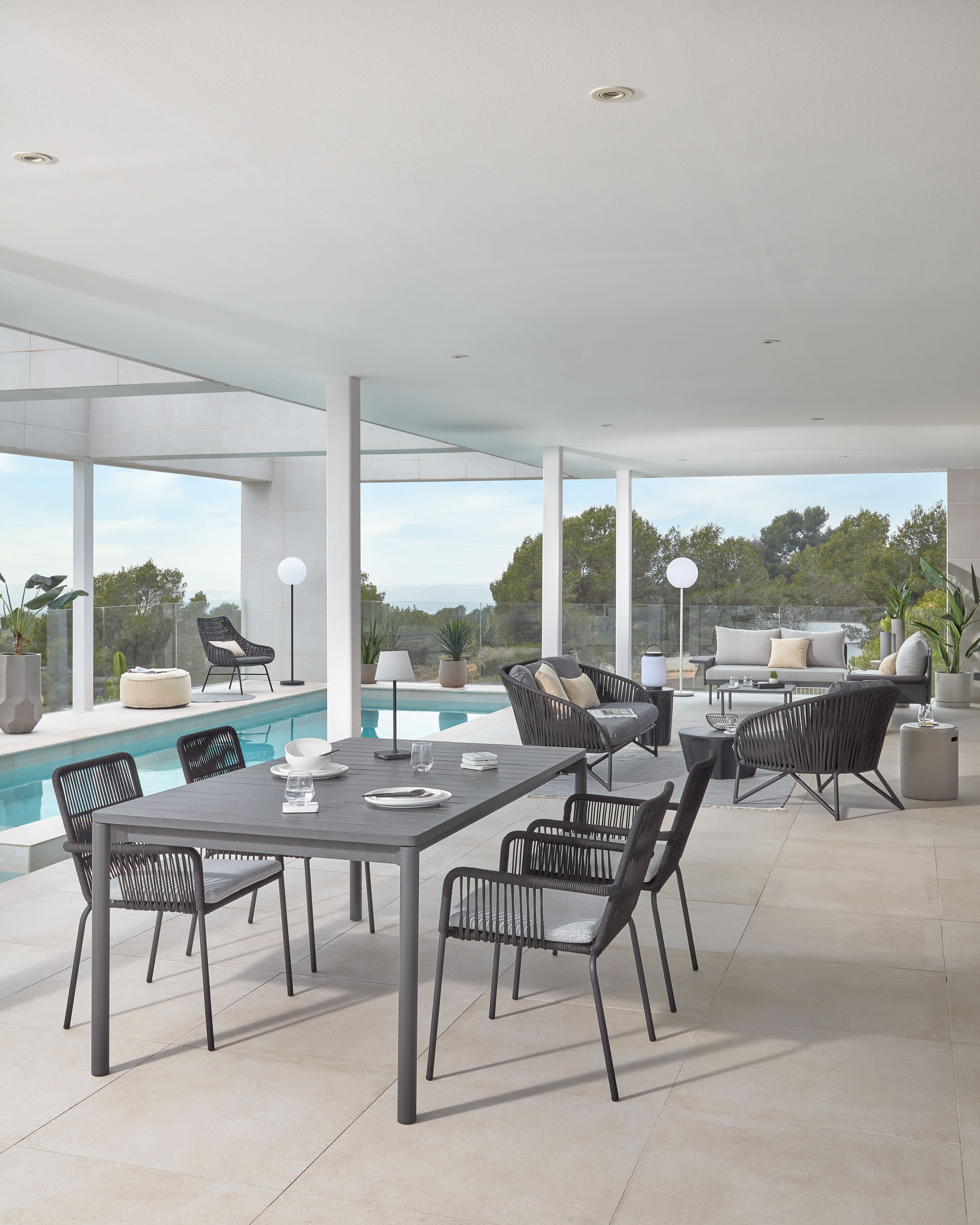 Die Verona Tischlampe aus Polyethylen und schwarzem Metall bietet modernes Design und stimmungsvolle Beleuchtung für Ihr Zuhause.