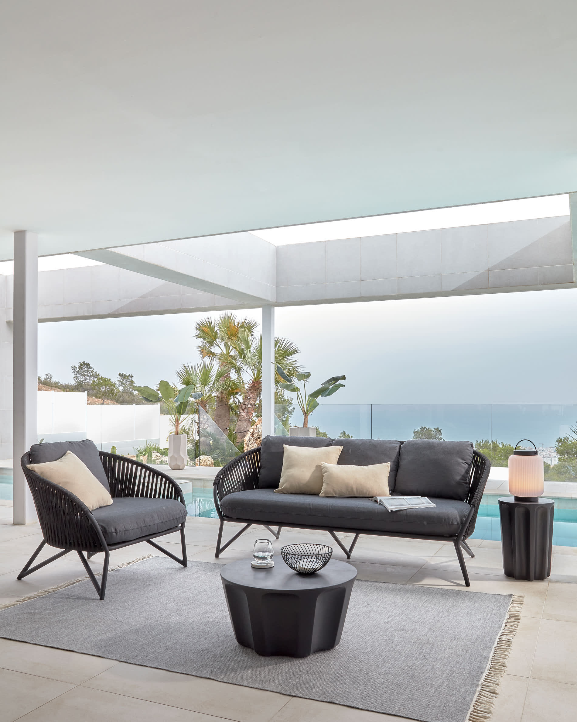 Die Verona Tischlampe aus Polyethylen und schwarzem Metall bietet modernes Design und stimmungsvolle Beleuchtung für Ihr Zuhause.