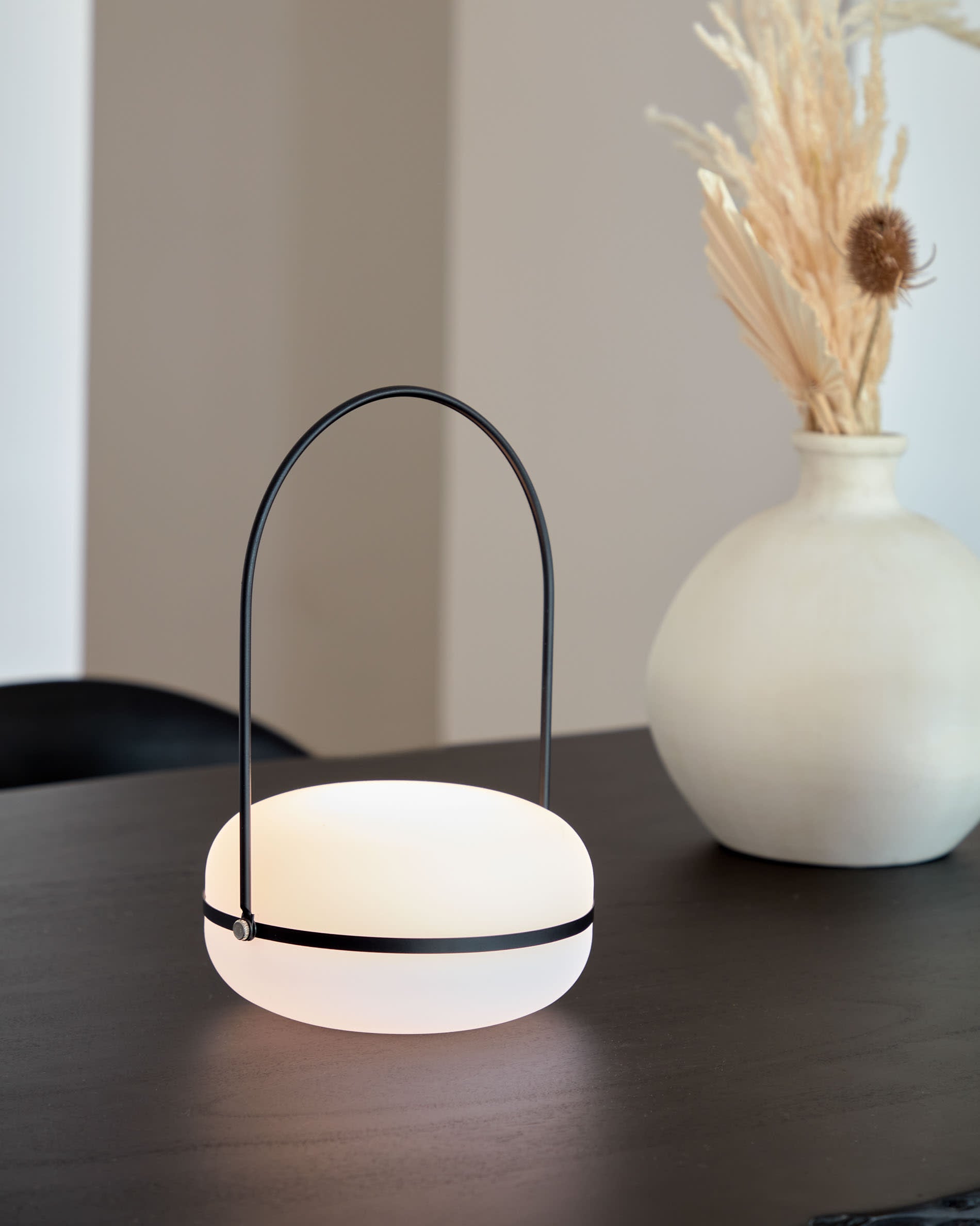 Die Tea Tischlampe von Kave Home kombiniert elegantes Design mit kabelloser Flexibilität, perfekt für stimmungsvolle Akzente in jedem Raum.