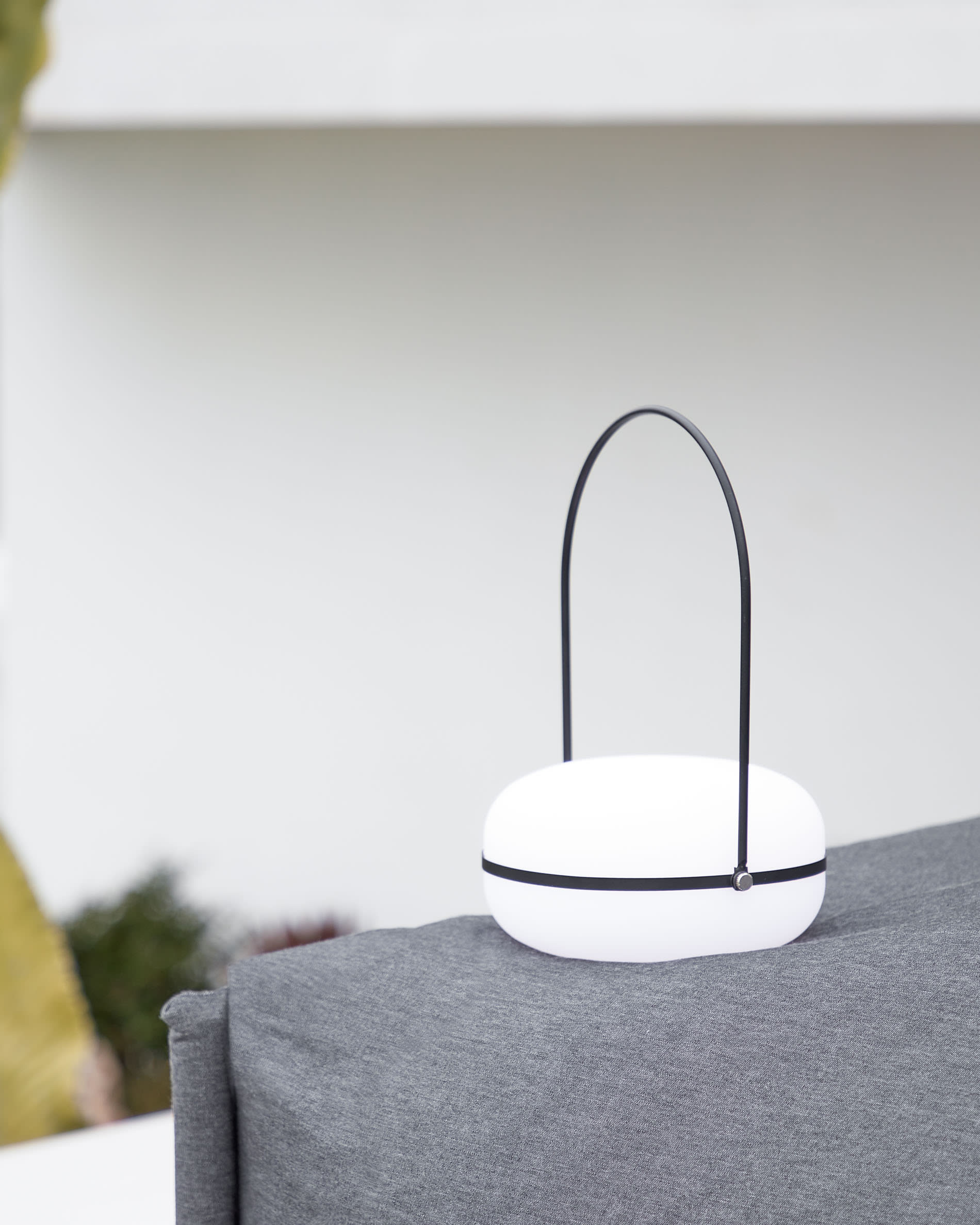 Die Tea Tischlampe von Kave Home vereint modernes Design und praktische Tragbarkeit, ideal für stilvolle Beleuchtung drinnen und draußen.