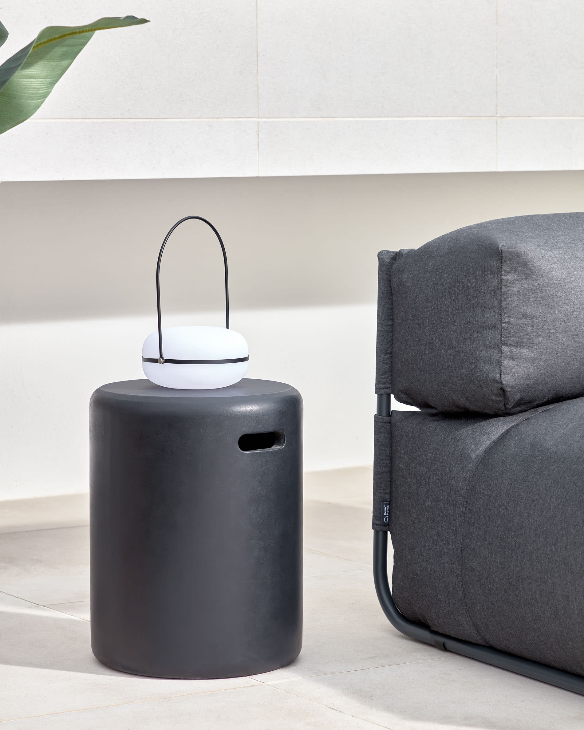 Die Tea Tischlampe von Kave Home kombiniert elegantes Design mit kabelloser Flexibilität, perfekt für stimmungsvolle Akzente in jedem Raum.