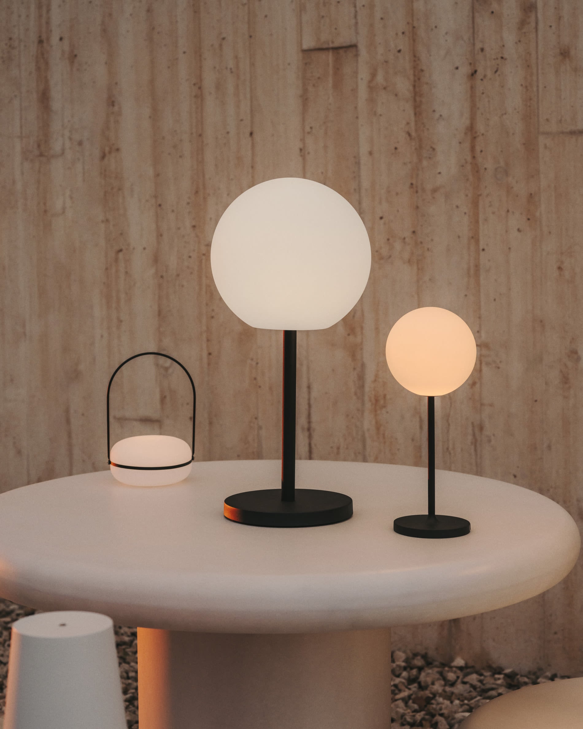 Die Tea Tischlampe von Kave Home kombiniert elegantes Design mit kabelloser Flexibilität, perfekt für stimmungsvolle Akzente in jedem Raum.