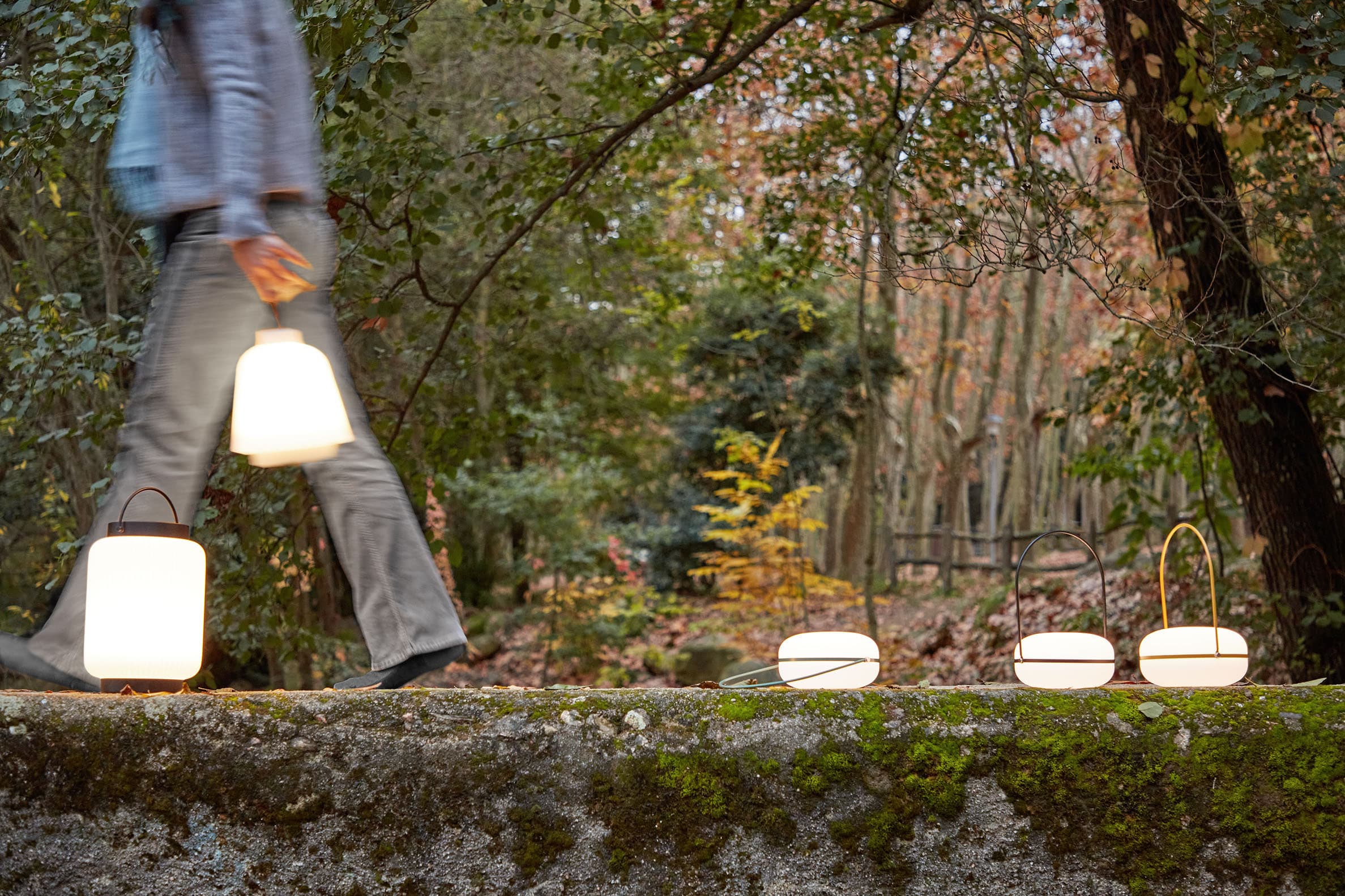 Die Tea Tischlampe aus Polyethylen und schwarzem Metall bietet modernes Design und Eleganz für eine stilvolle Raumgestaltung.