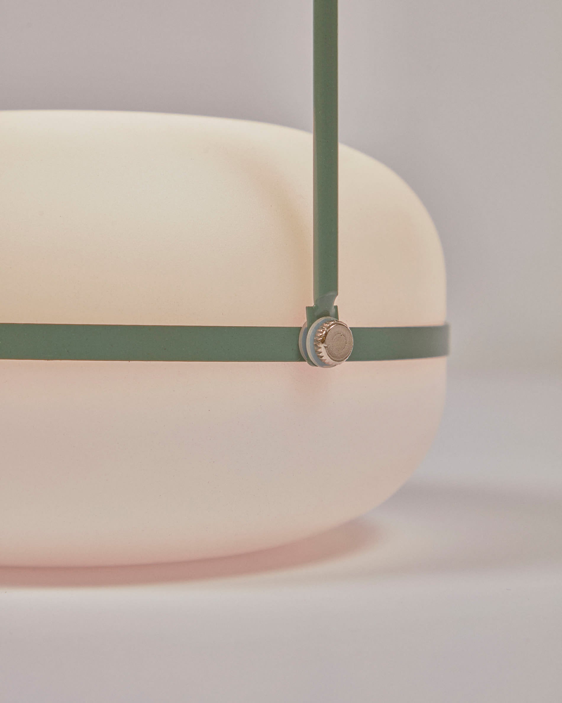 Die Tea Tischlampe von Kave Home vereint elegantes Design mit praktischer Kabellosigkeit. Ideal für drinnen und draußen, schafft sie eine gemütliche Atmosphäre.