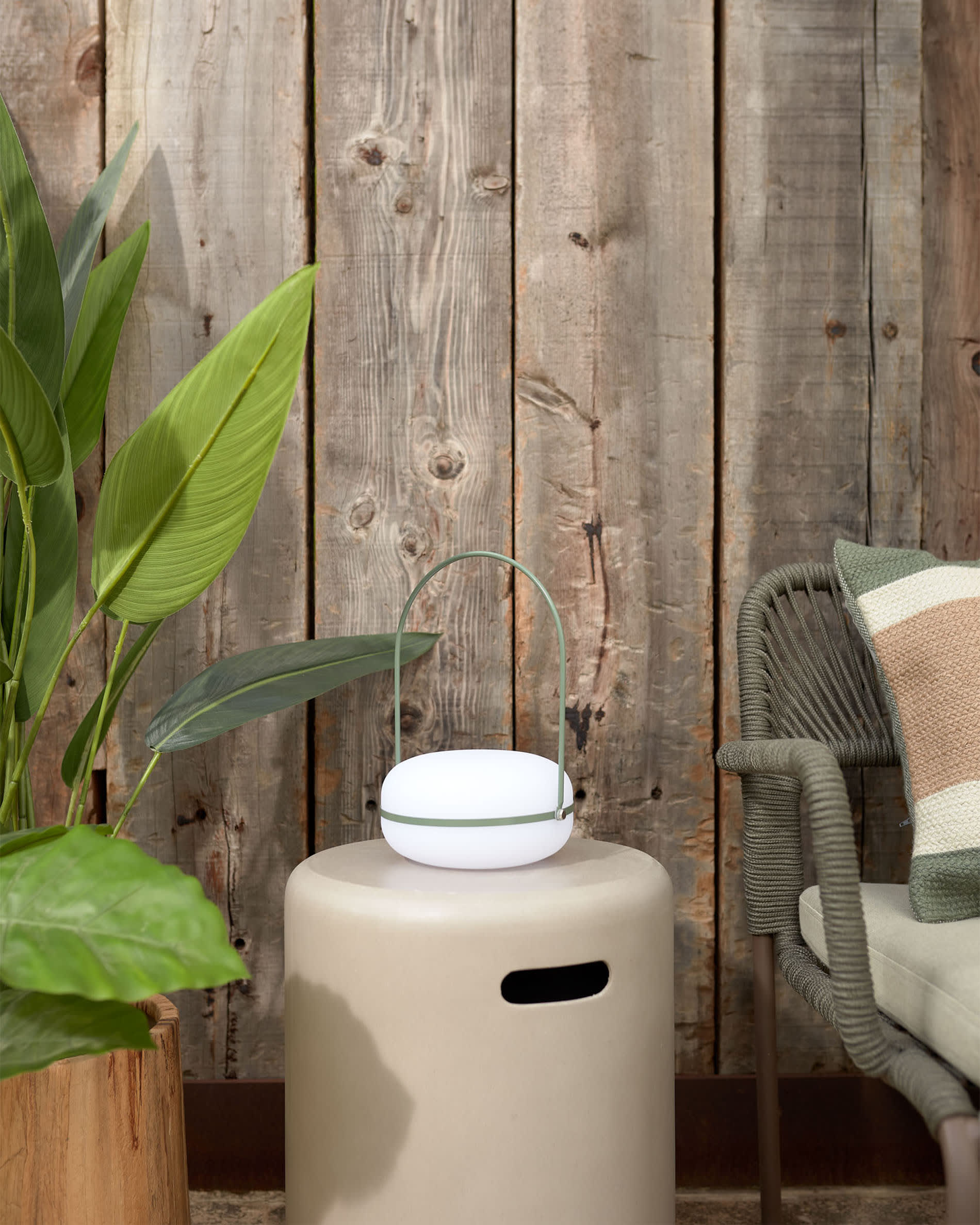 Die Tea Tischlampe kombiniert grünes Polyethylen und Metall, ideal für stilvolle und funktionale Beleuchtung in modernen Räumen.