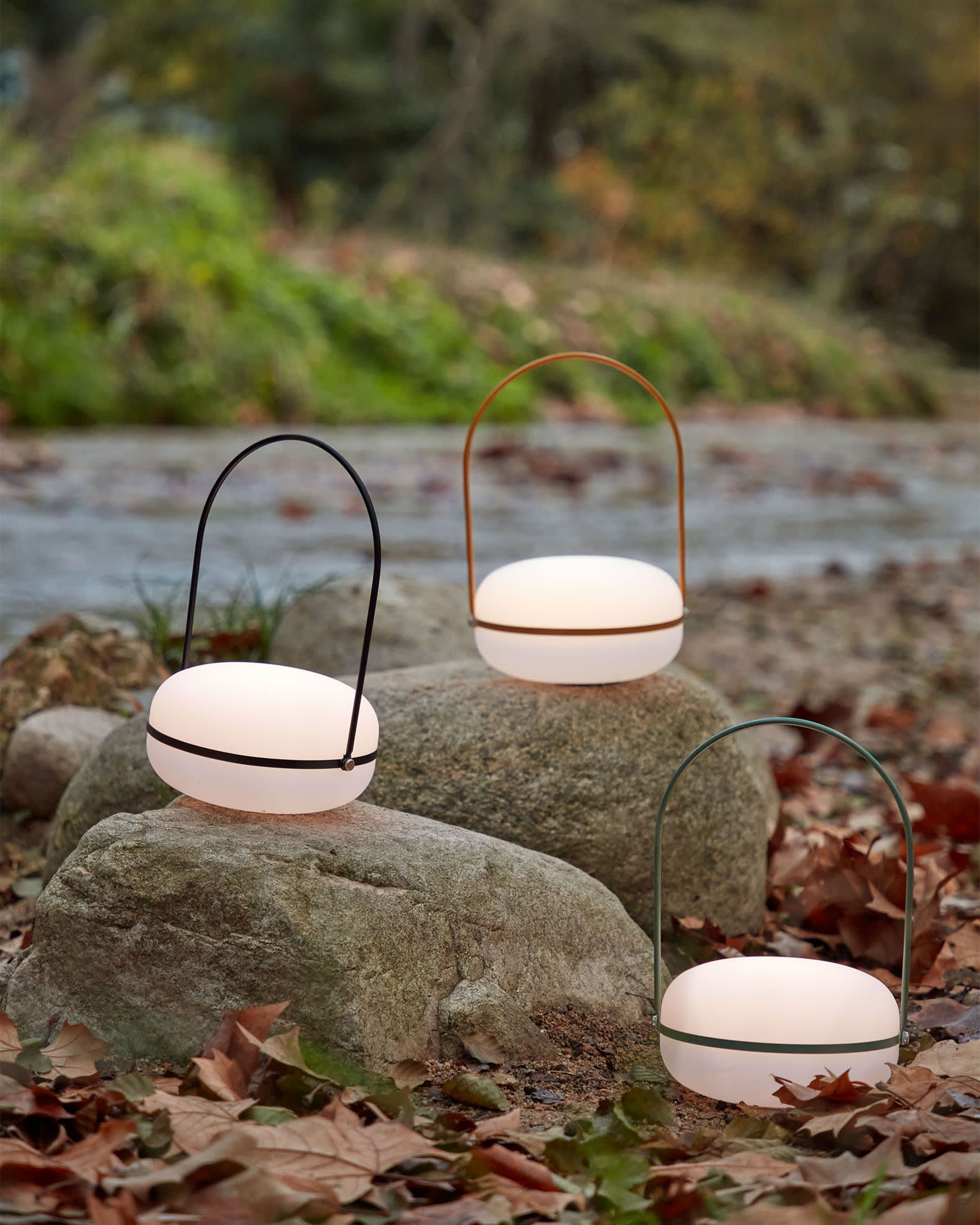 Die Tea Tischlampe aus grünem Polyethylen und Metall bietet modernes Design und Funktionalität für stilvolle Wohnräume.