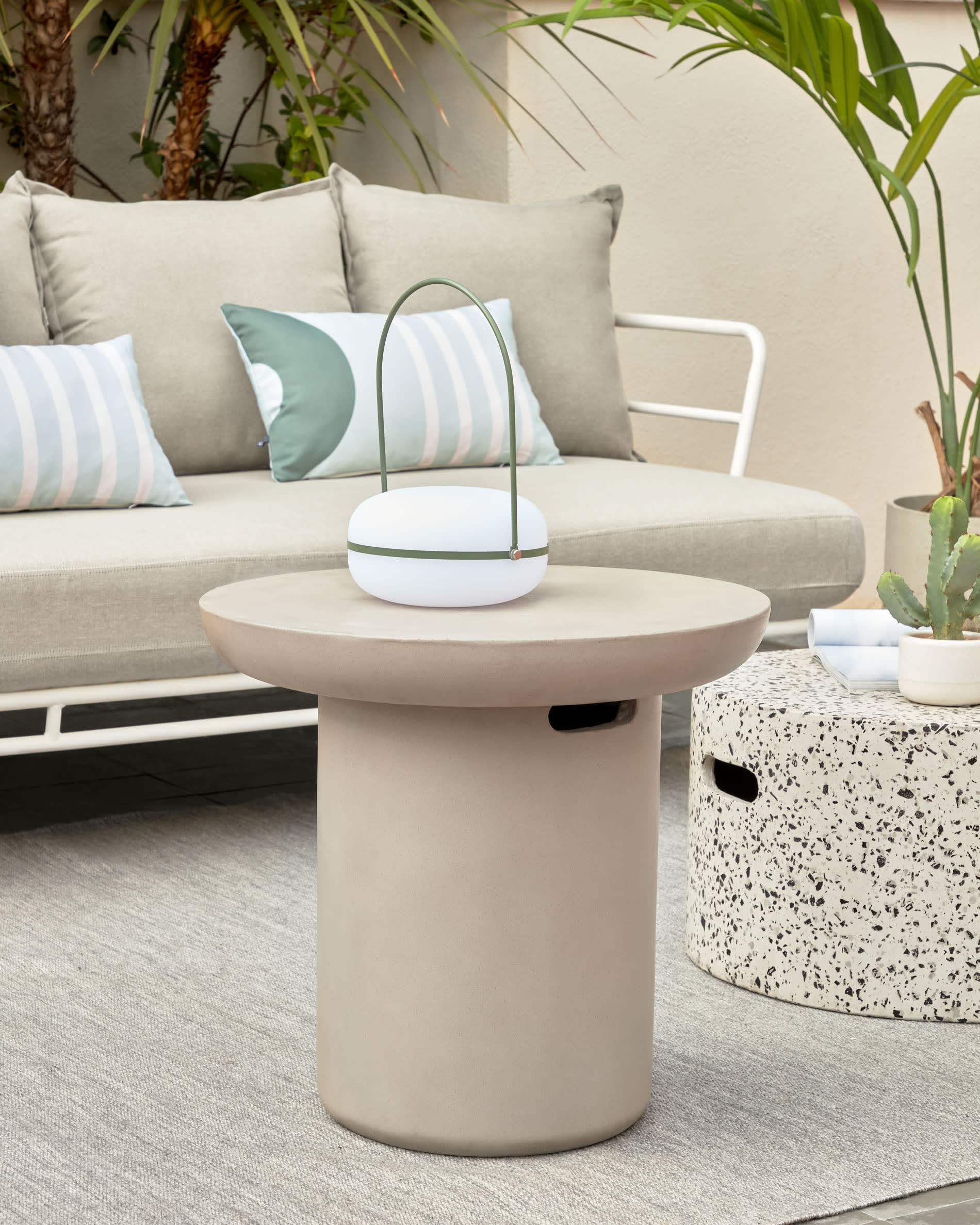 Die Tea Tischlampe aus Polyethylen und Metall in Grün bringt modernes Design und Eleganz in jeden Wohnraum.