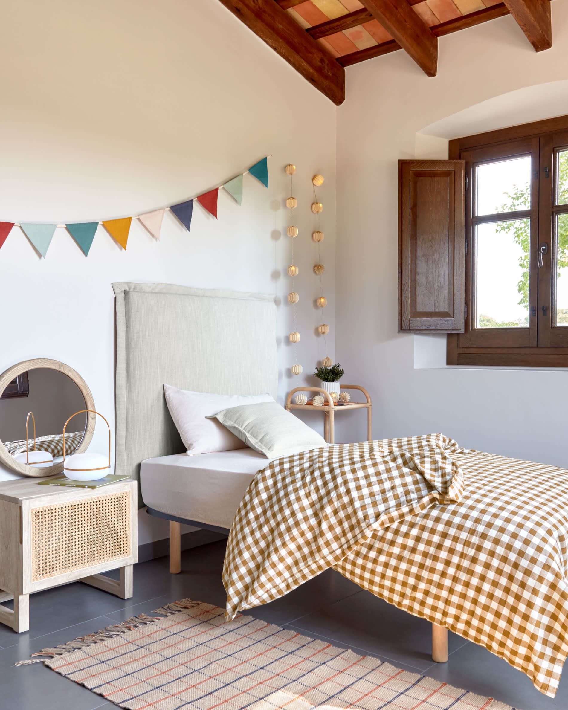 Die Tea Tischlampe von Kave Home vereint modernes Design mit kabelloser Flexibilität. Ihr senfgelbes Finish und die leichte, robuste Bauweise machen sie zum perfekten Lichtspender für jeden Raum und Außenbereich.