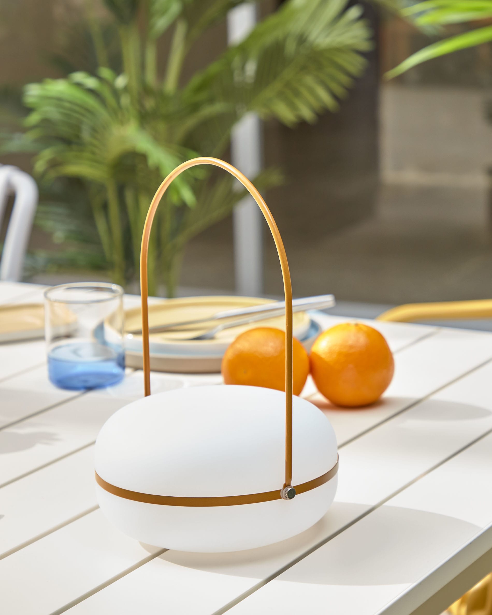 Die Tea Tischlampe von Kave Home kombiniert stilvolles Design mit praktischer Mobilität. Ihr senfgelbes Finish und die robuste Bauweise machen sie zum idealen Lichtakzent für drinnen und draußen.
