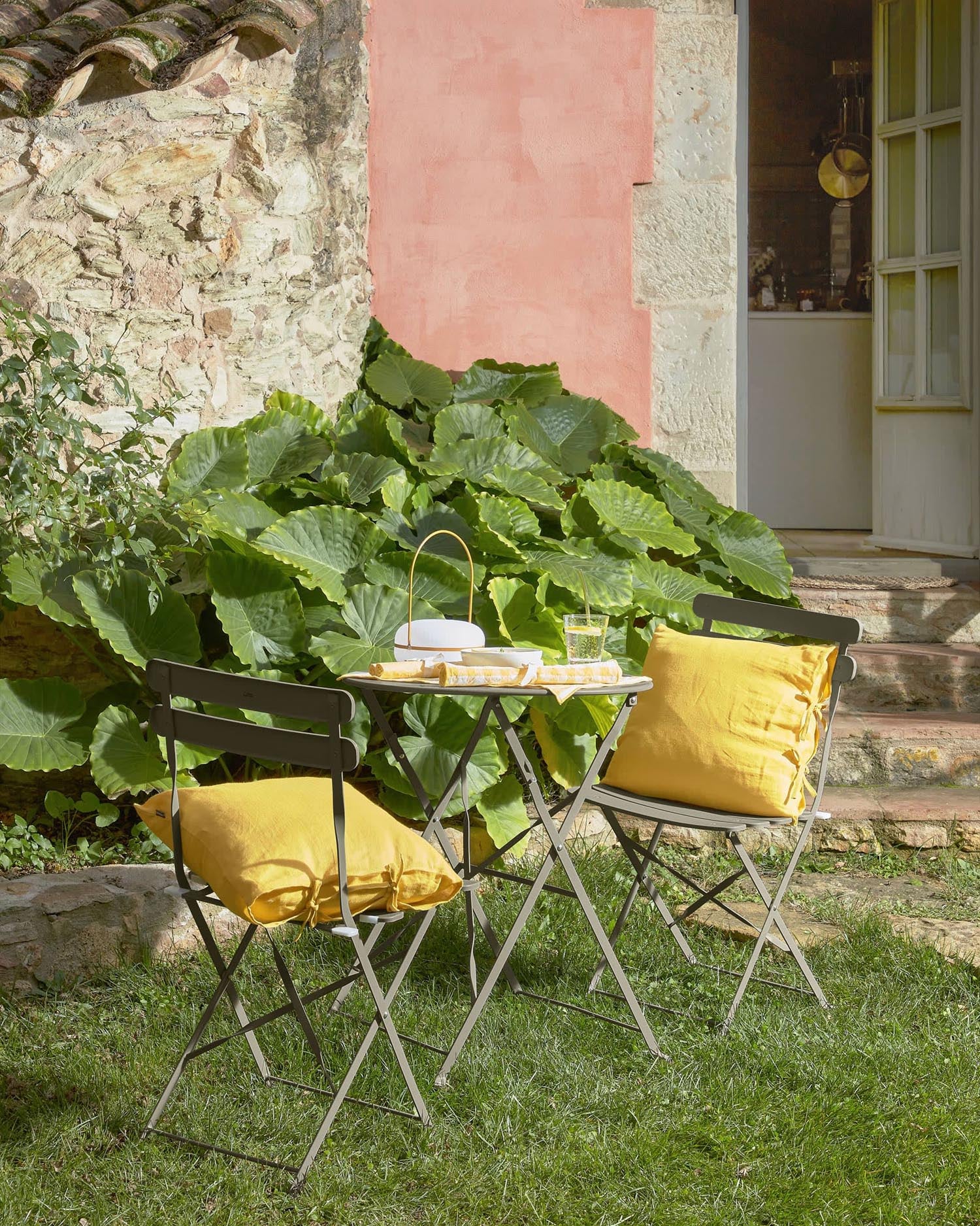 Die Tea Tischlampe von Kave Home vereint modernes Design mit kabelloser Flexibilität. Ihr senfgelbes Finish und die leichte, robuste Bauweise machen sie zum perfekten Lichtspender für jeden Raum und Außenbereich.