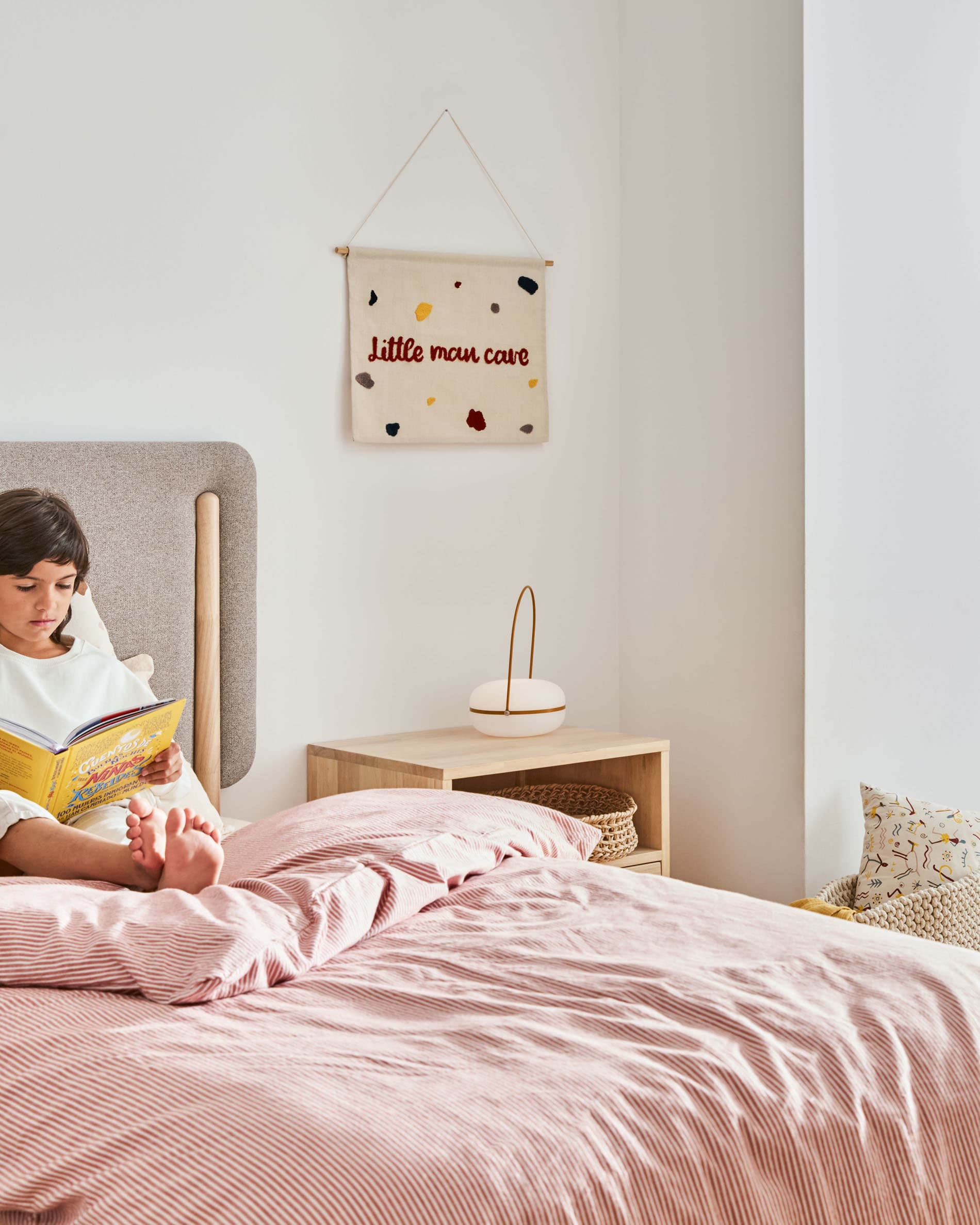 Die Tea Tischlampe aus Polyethylen und Metall in Senfgelb bietet modernes Design und angenehmes Licht für jeden Raum.