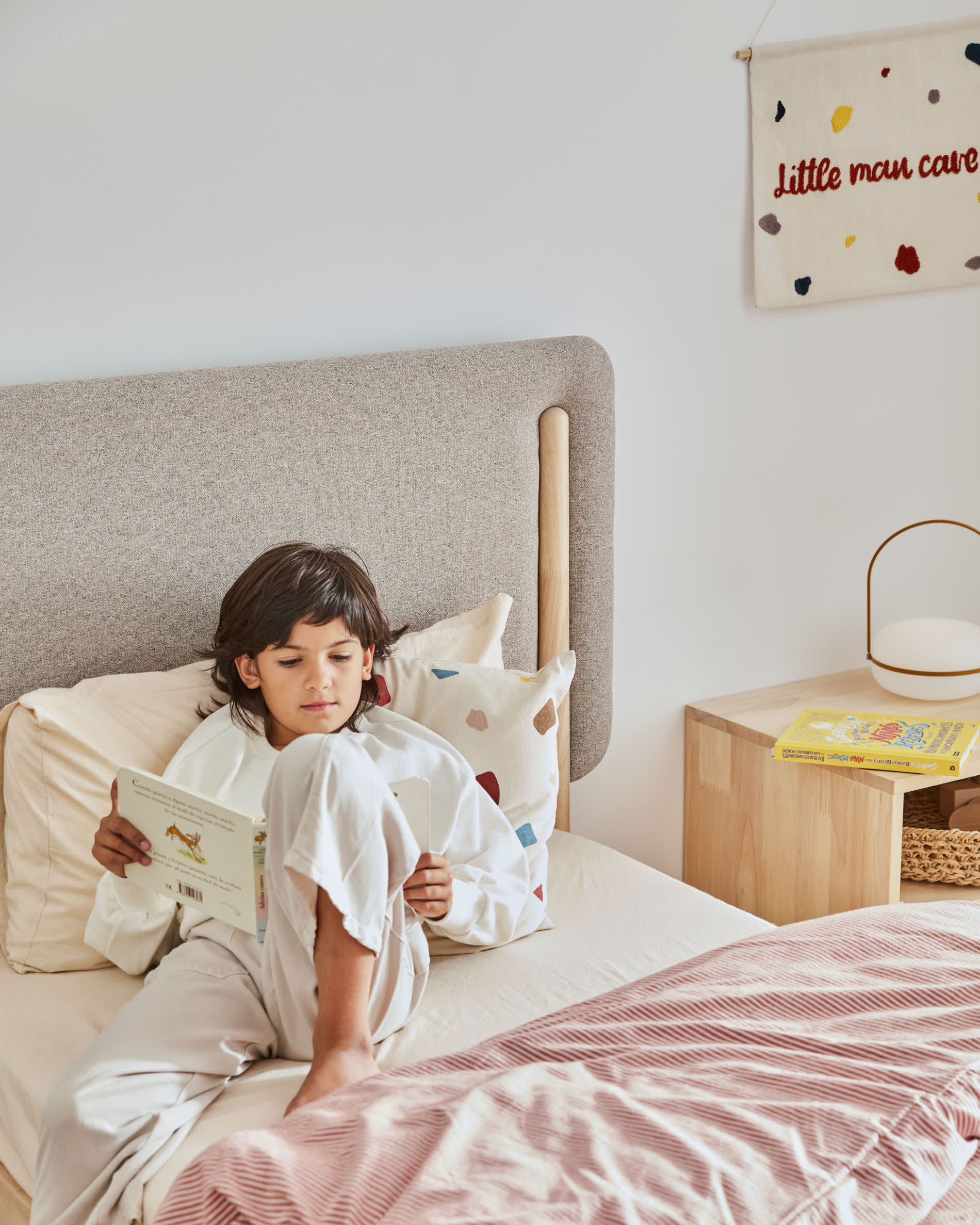 Die Tea Tischlampe aus Polyethylen und Metall in Senfgelb bietet modernes Design und warmes Licht für ein stilvolles Ambiente.