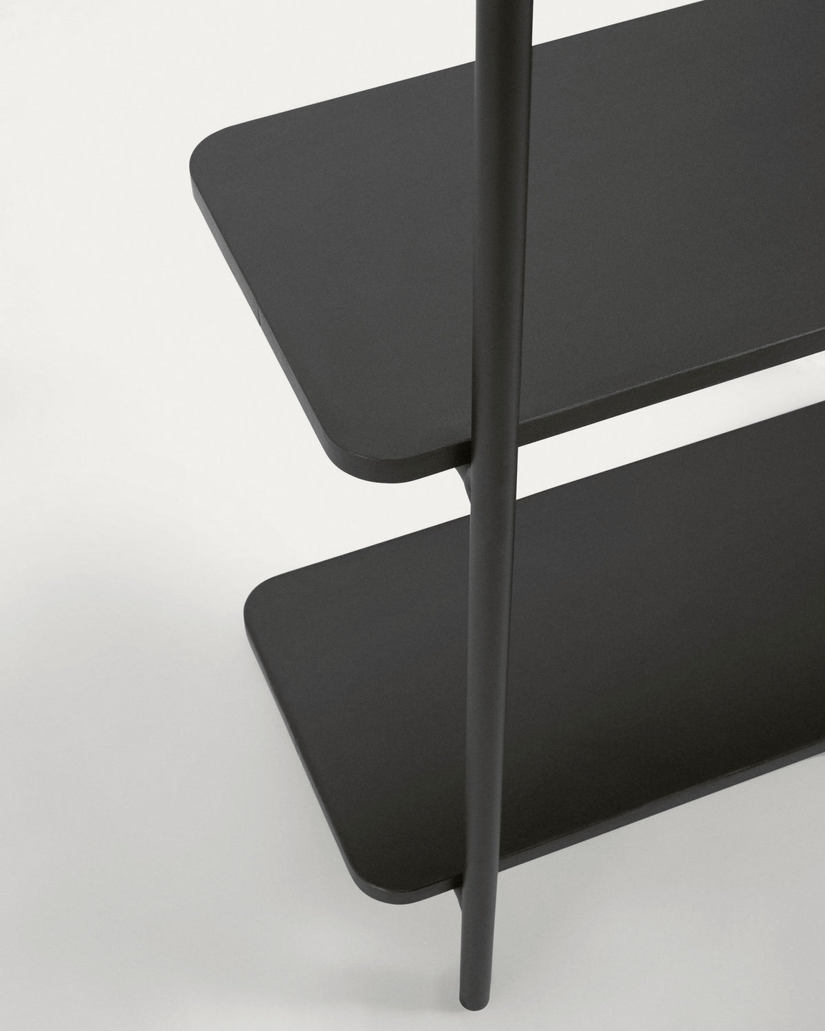 Galatia Wand-Kleiderständer aus Melamin und Metall mit schwarzem Finish 60 x 162 cm in Schwarz präsentiert im Onlineshop von KAQTU Design AG. Garderobe ist von Kave Home