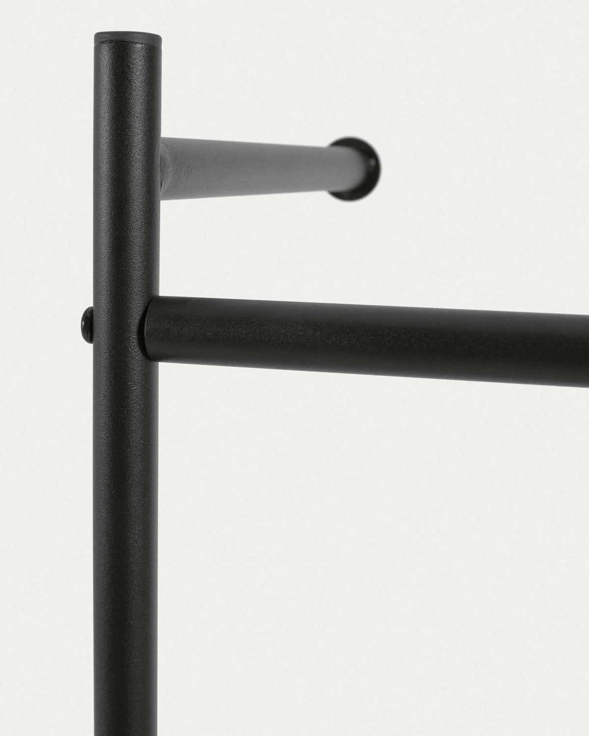 Galatia Wand-Kleiderständer aus Melamin und Metall mit schwarzem Finish 60 x 162 cm in Schwarz präsentiert im Onlineshop von KAQTU Design AG. Garderobe ist von Kave Home
