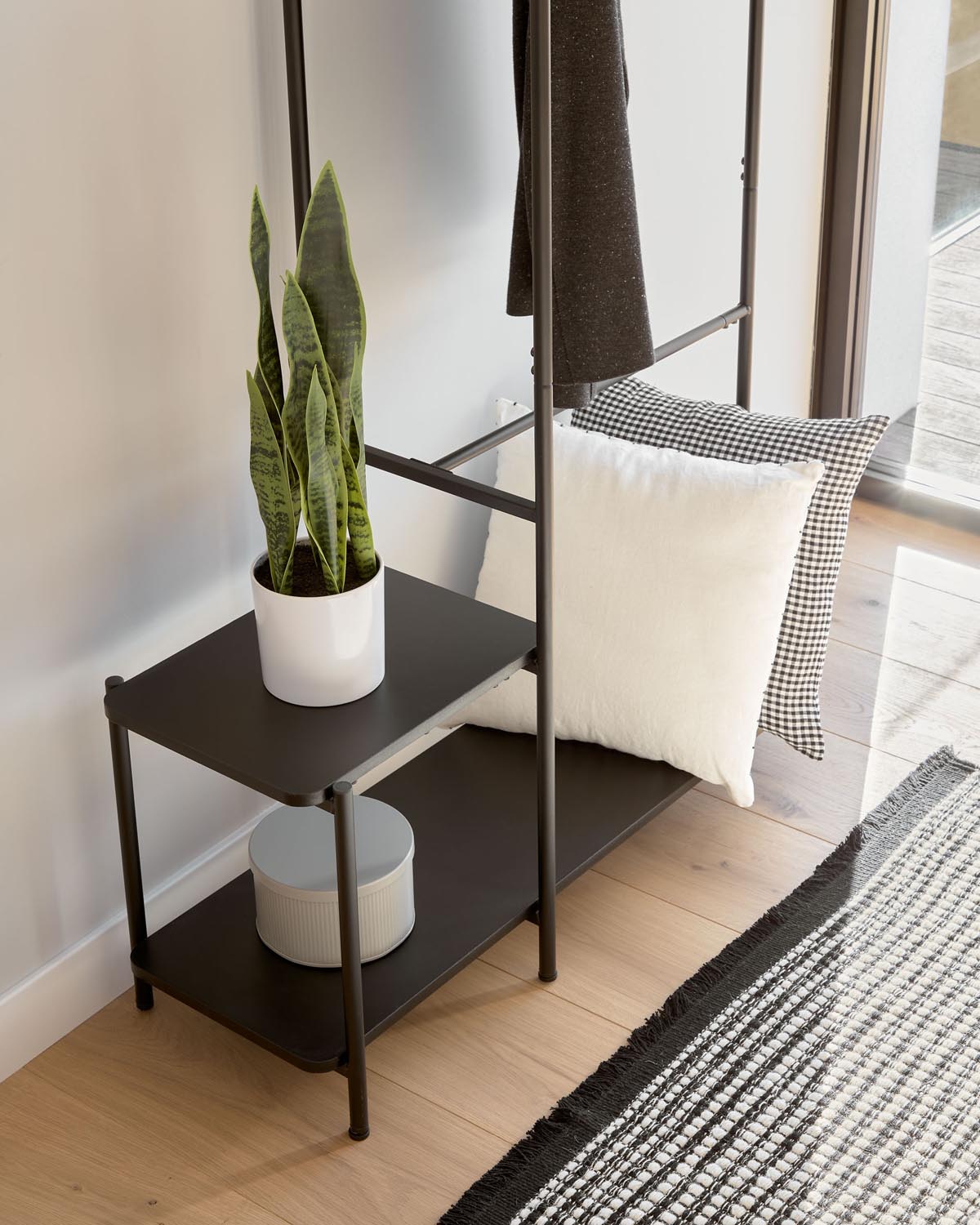 Galatia Wand-Kleiderständer: Modernes Design mit praktischer Bank.