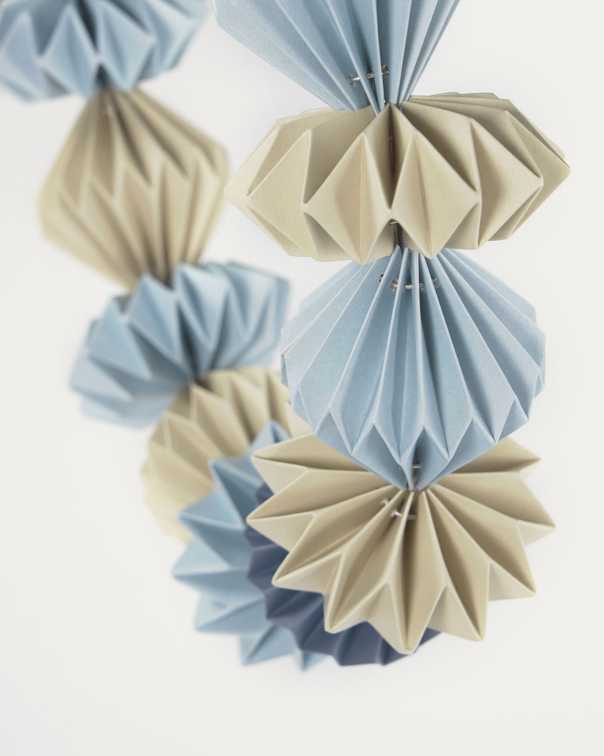 Willemina Adventskranz mehrfarbig in Blau präsentiert im Onlineshop von KAQTU Design AG. Weihnachtszubehör ist von Kave Home