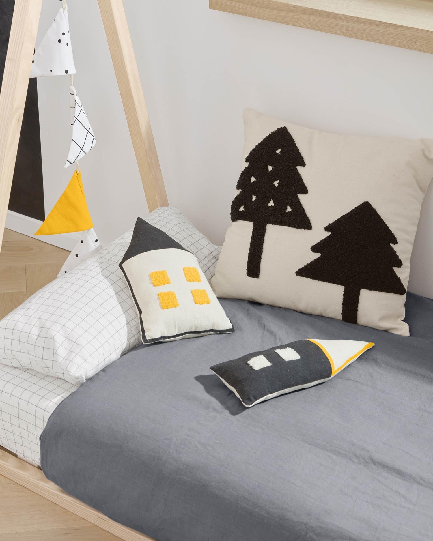 Stilvolles Nisi Kissen von Kave Home, 35 x 13 cm, aus 100% GOTS-zertifizierter Bio-Baumwolle in elegantem Schwarz und Beige. Perfekt für jedes Zuhause!