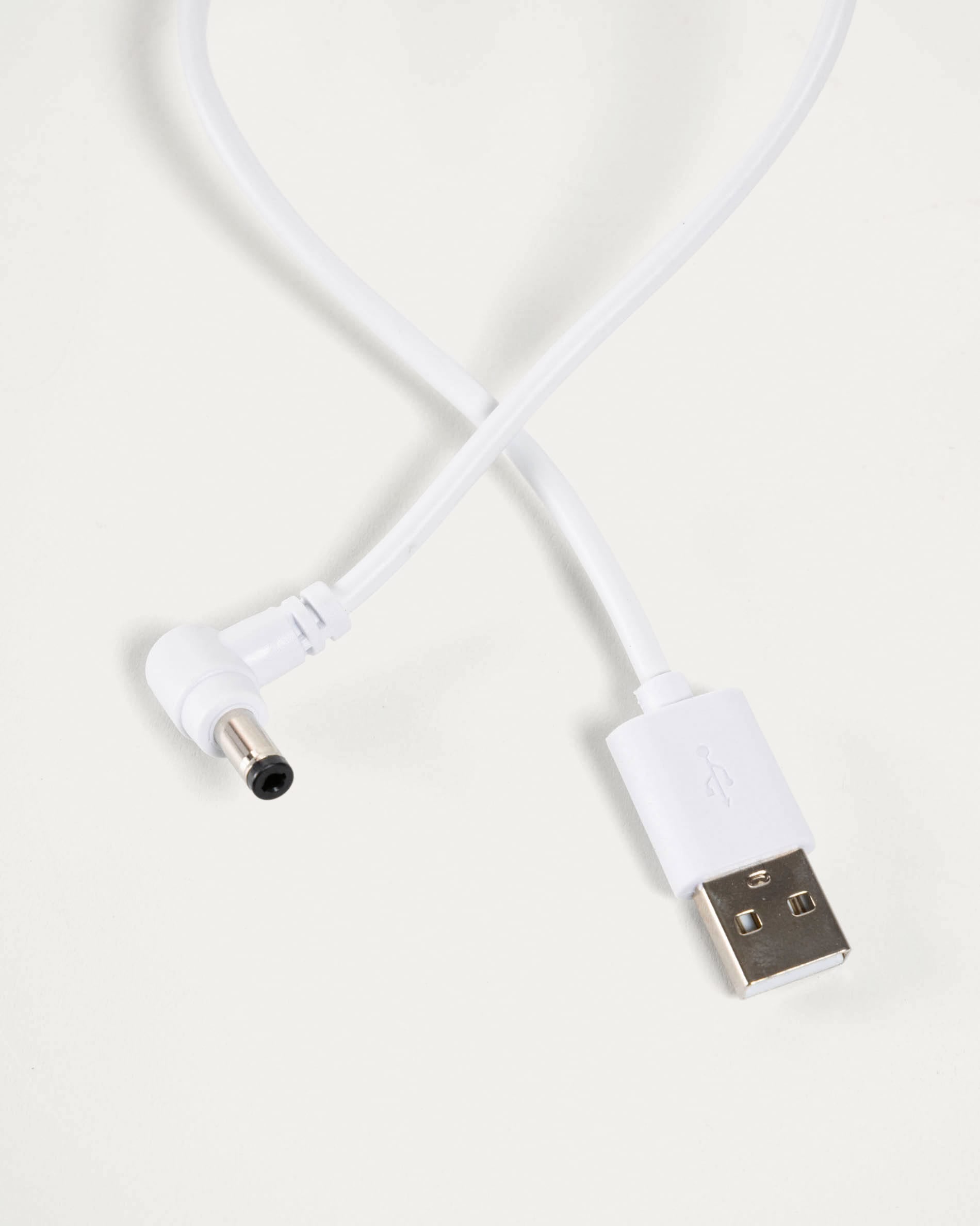 Die kompakte Ridley Tischleuchte in Grau von Kave Home vereint elegantes Design mit kabelloser Flexibilität und anpassbarer Beleuchtung für jeden Anlass.