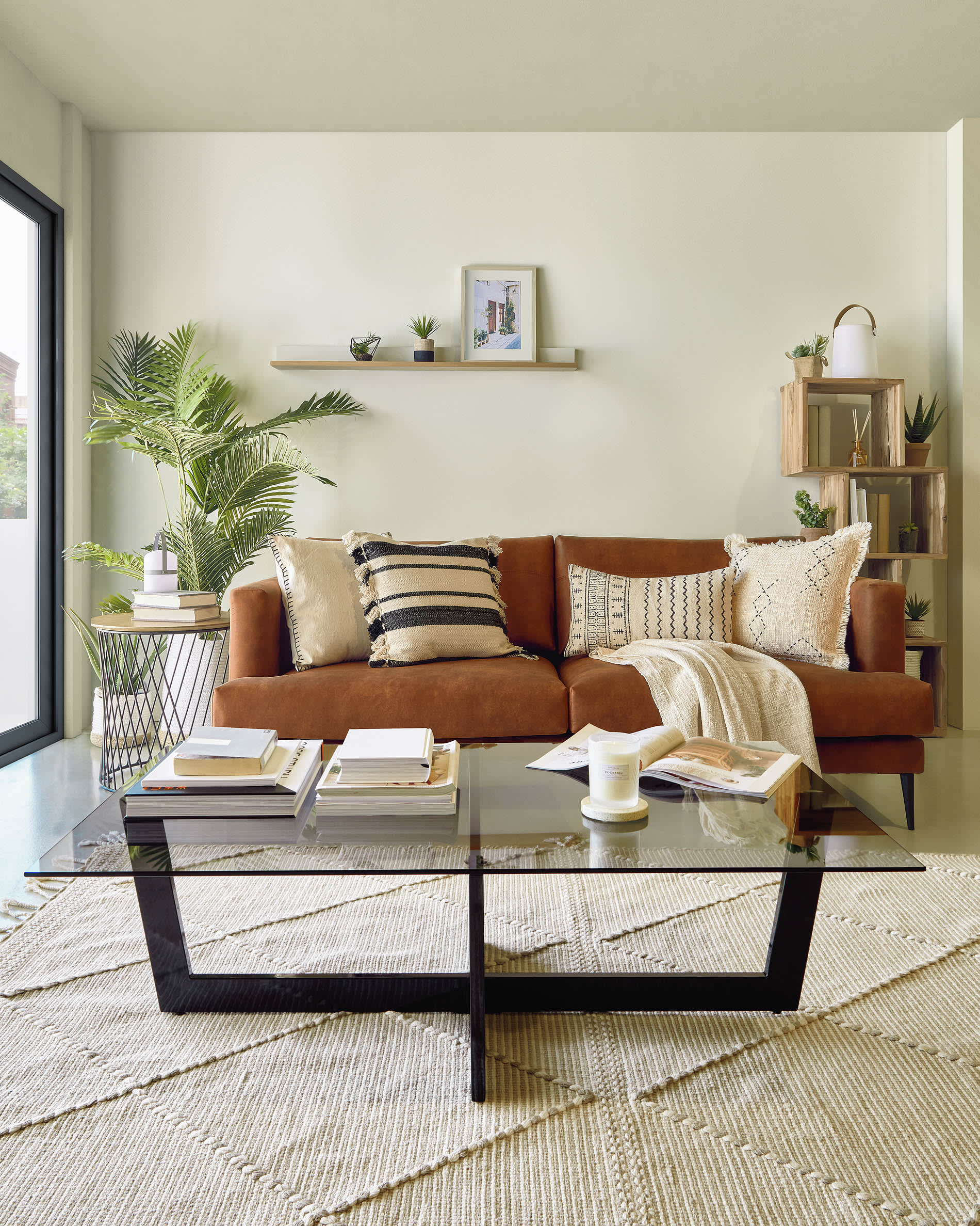 Die kompakte Ridley Tischleuchte in Grau von Kave Home vereint elegantes Design und praktische Flexibilität, perfekt für jedes Zuhause.