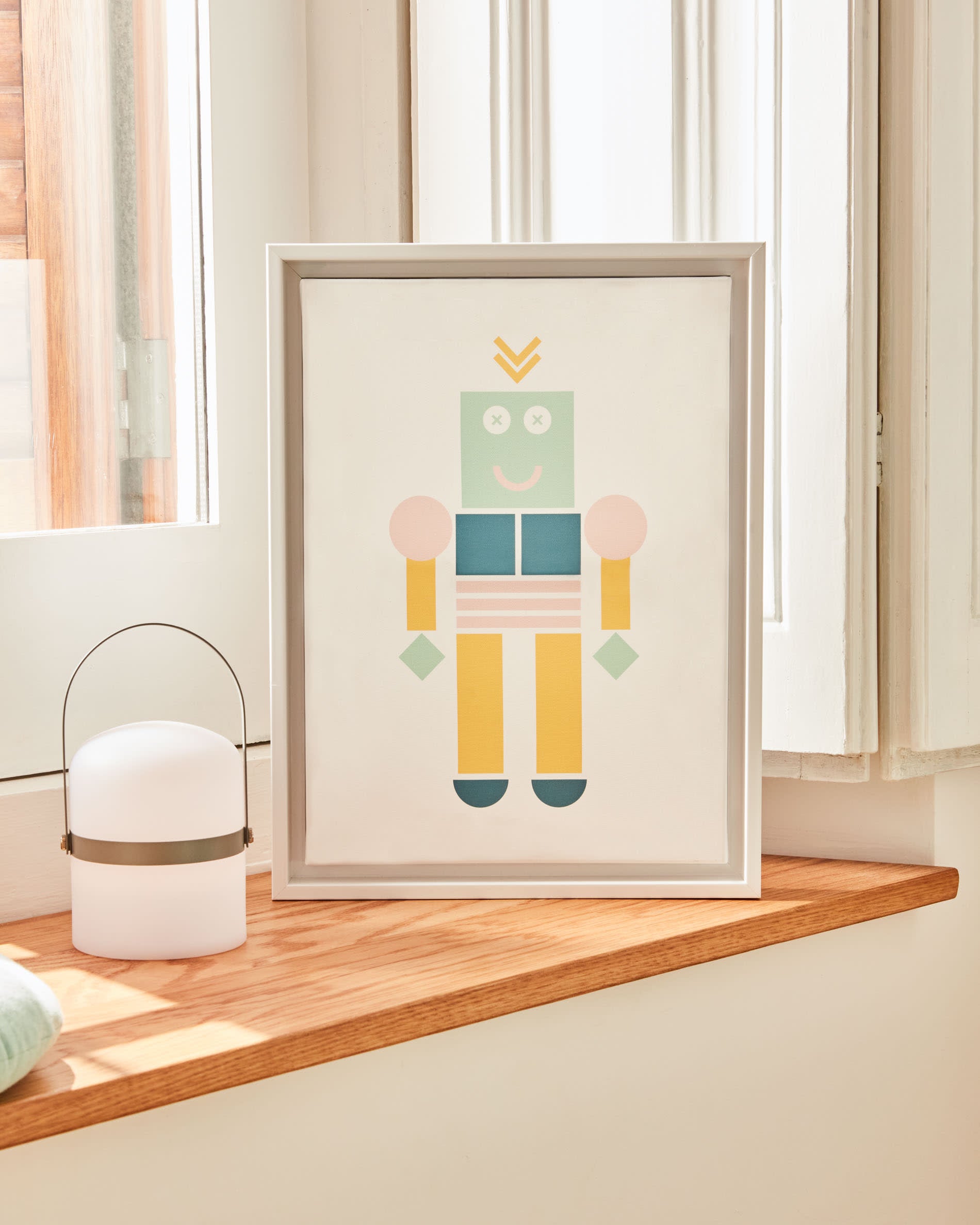 Die kompakte Ridley Tischleuchte in Grau von Kave Home vereint elegantes Design mit kabelloser Flexibilität und anpassbarer Beleuchtung für jeden Anlass.