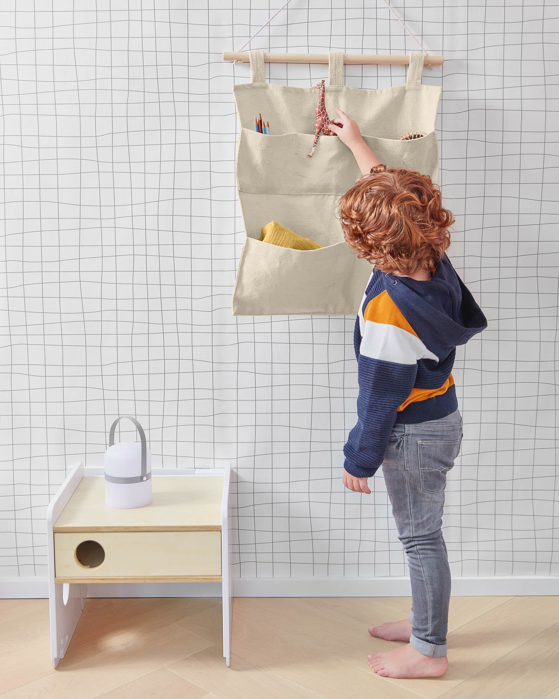 Die Ridley Tischleuchte in Grau von Kave Home kombiniert modernes Design mit Funktionalität und ist perfekt für stilvolle Wohnräume.