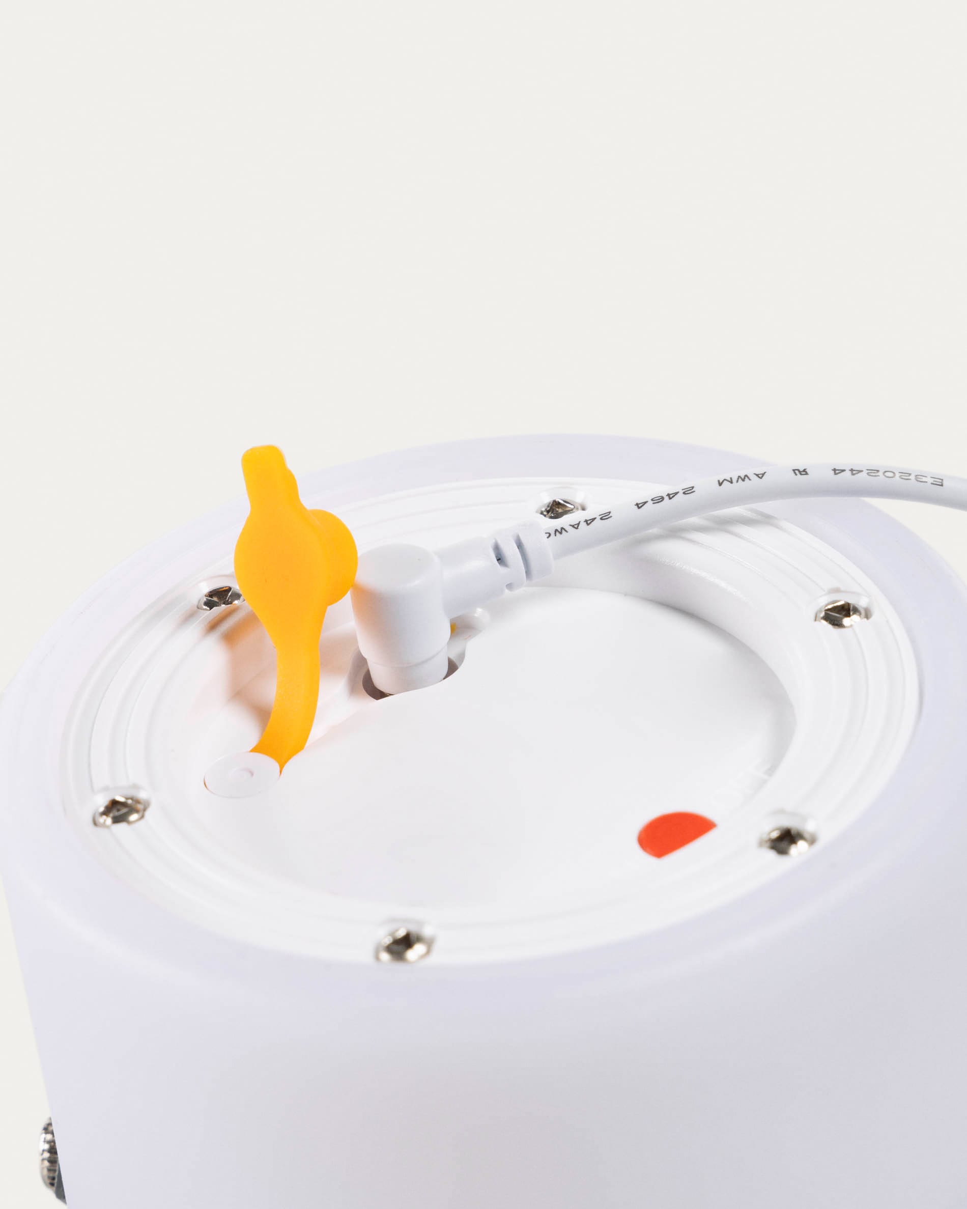 Die Ridley Tischleuchte in senfgelb von Kave Home kombiniert modernes Design mit Funktionalität und bringt frische Farbakzente in dein Zuhause.