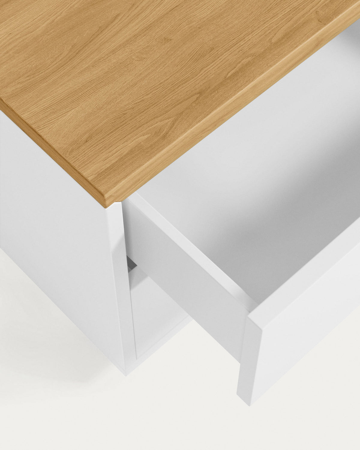 Abilen Nachttisch Eichenfurnier und weiss lackiert 53 x 44 cm in Weiss, Natur präsentiert im Onlineshop von KAQTU Design AG. Nachttisch ist von Kave Home
