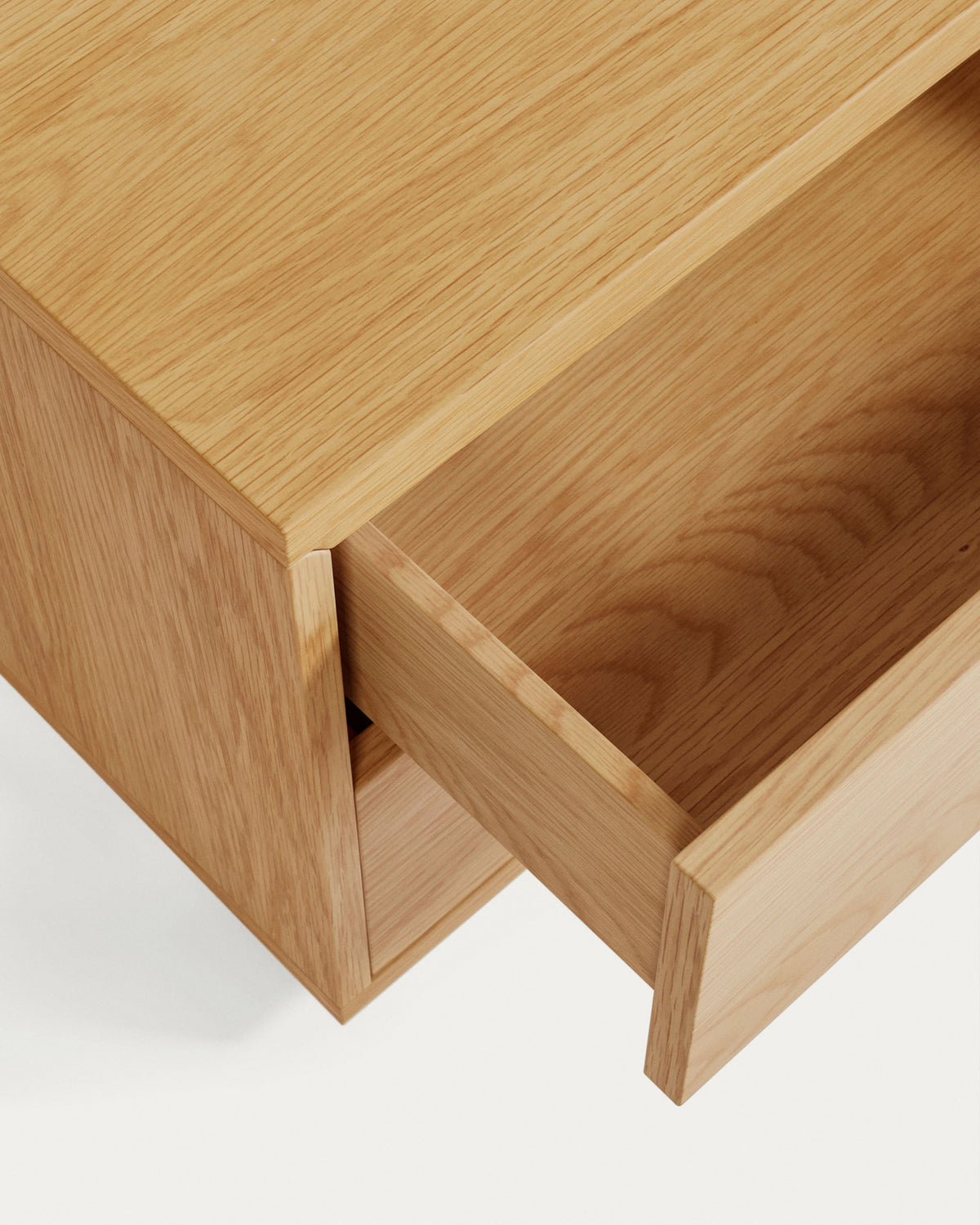 Abilen Nachttisch aus Eichenfurnier 53 x 44 cm FSC 100% in Natur präsentiert im Onlineshop von KAQTU Design AG. Nachttisch ist von Kave Home