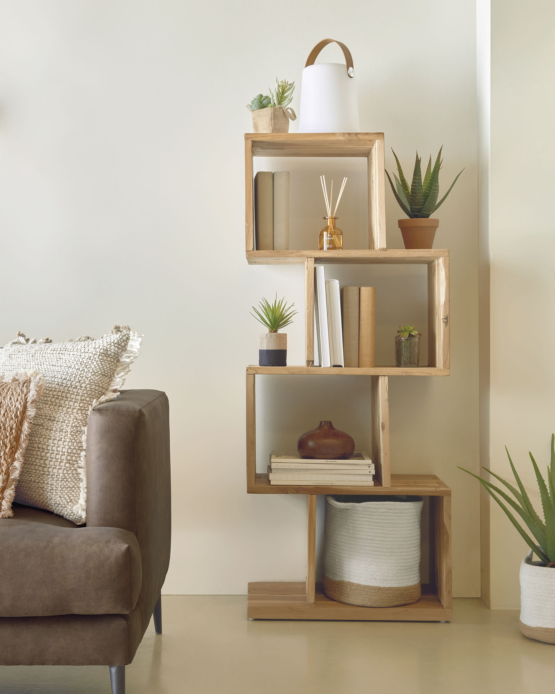 Elegantes Wandregal aus Eichenfurnier und Weisslack, 120x15 cm, FSC-zertifiziert, ideal für stilvolle Präsentationen.