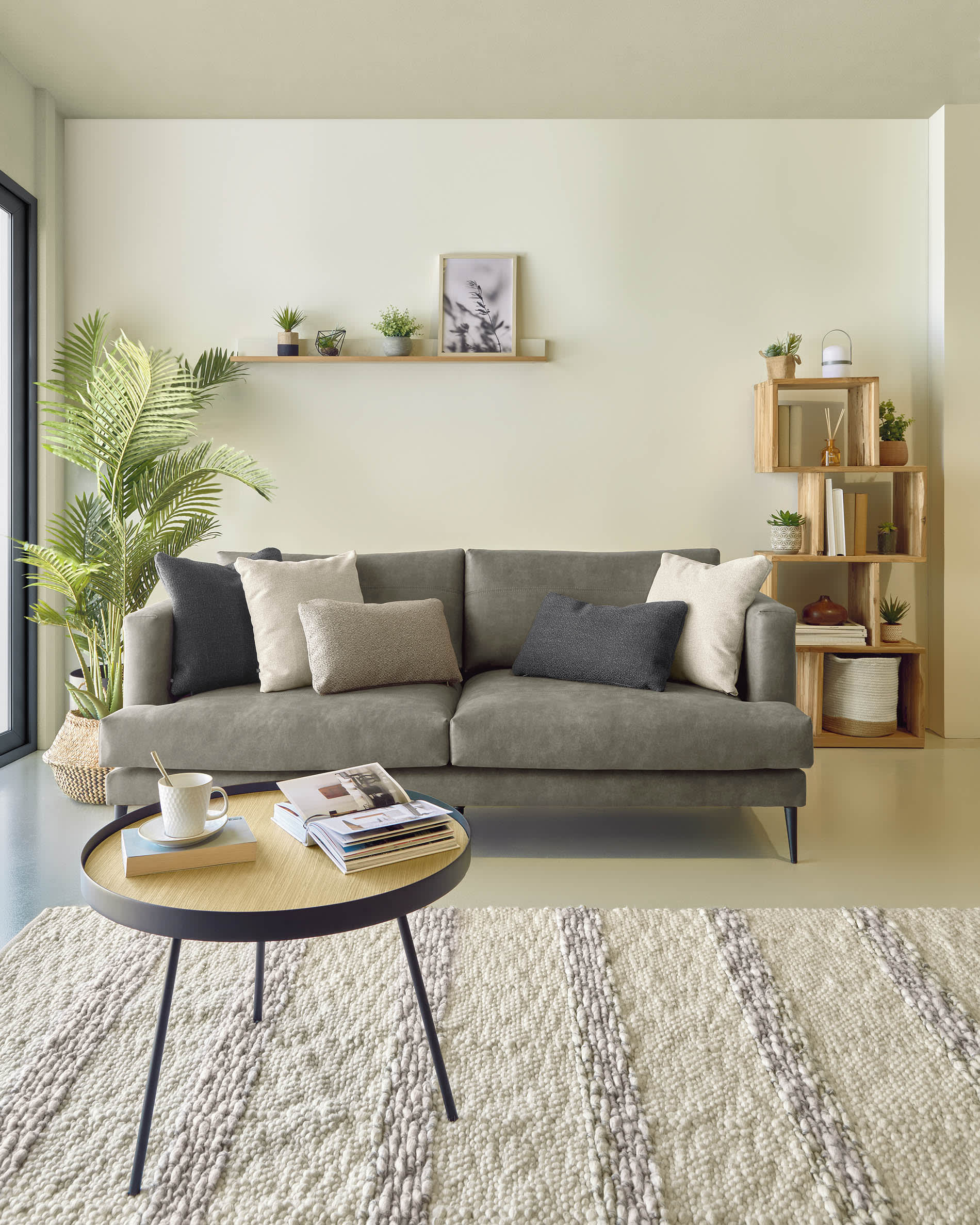 Elegantes Wandregal aus Eichenfurnier und weissem Lack, 120x15 cm, FSC-zertifiziert, perfekt für moderne Wohnräume.