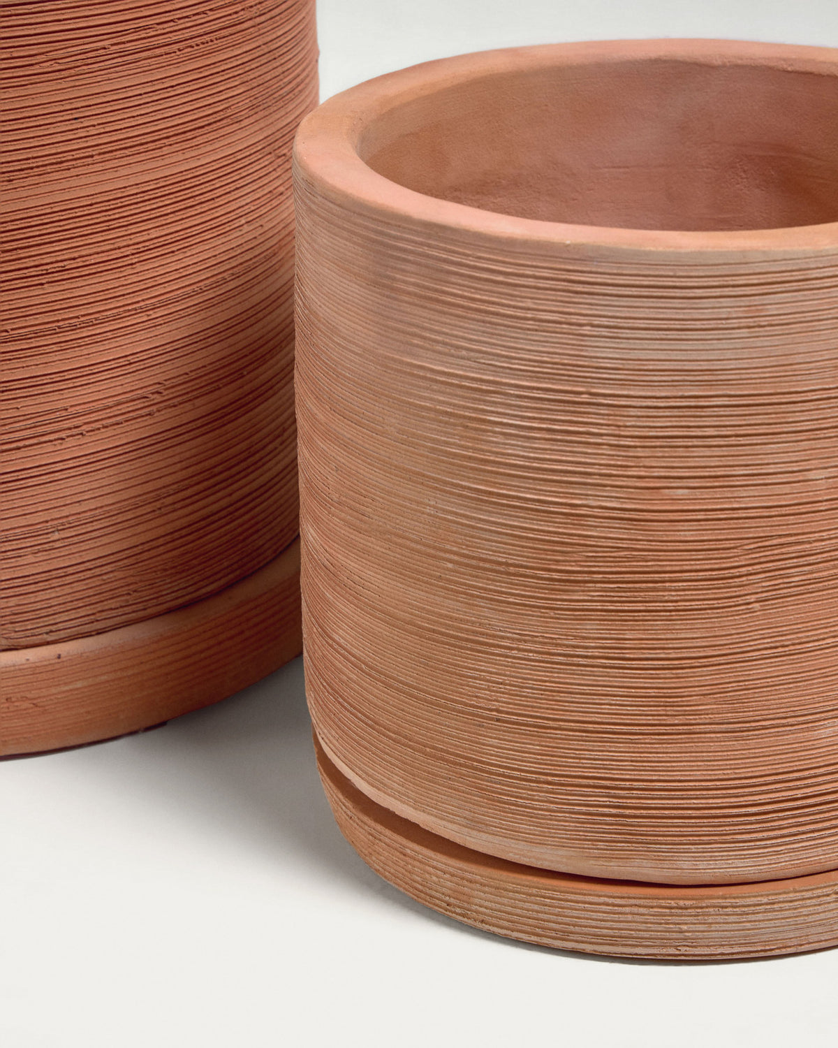Karlina Set aus 2 Töpfen mit Teller aus Terrakotta Ø 33 cm / Ø 24 cm in Natur präsentiert im Onlineshop von KAQTU Design AG. Teller ist von Kave Home