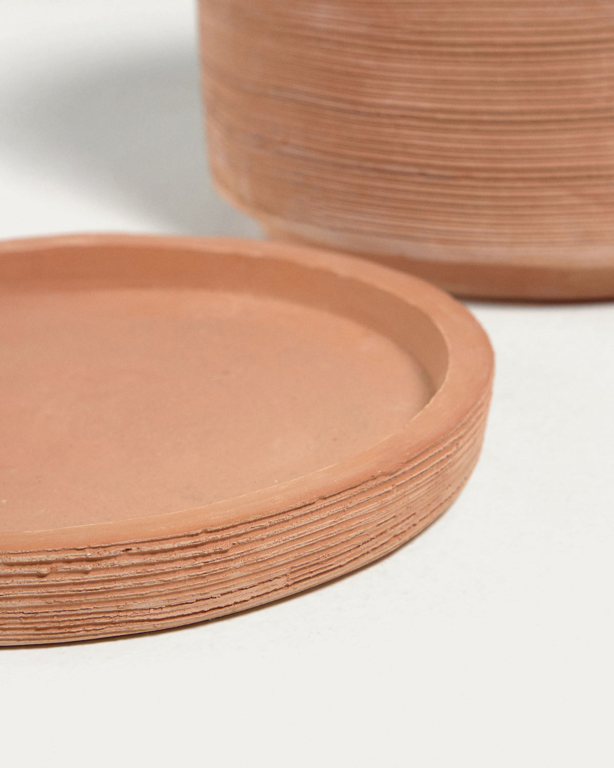Karlina Set aus 2 Töpfen mit Teller aus Terrakotta Ø 33 cm / Ø 24 cm in Natur präsentiert im Onlineshop von KAQTU Design AG. Teller ist von Kave Home