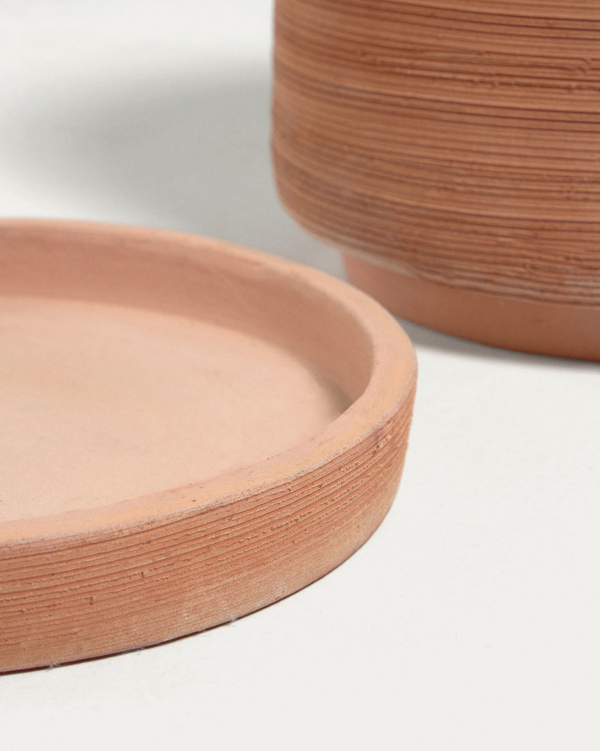 Karlina Set aus 2 Töpfen mit Teller aus Terrakotta Ø 33 cm / Ø 24 cm in Natur präsentiert im Onlineshop von KAQTU Design AG. Teller ist von Kave Home