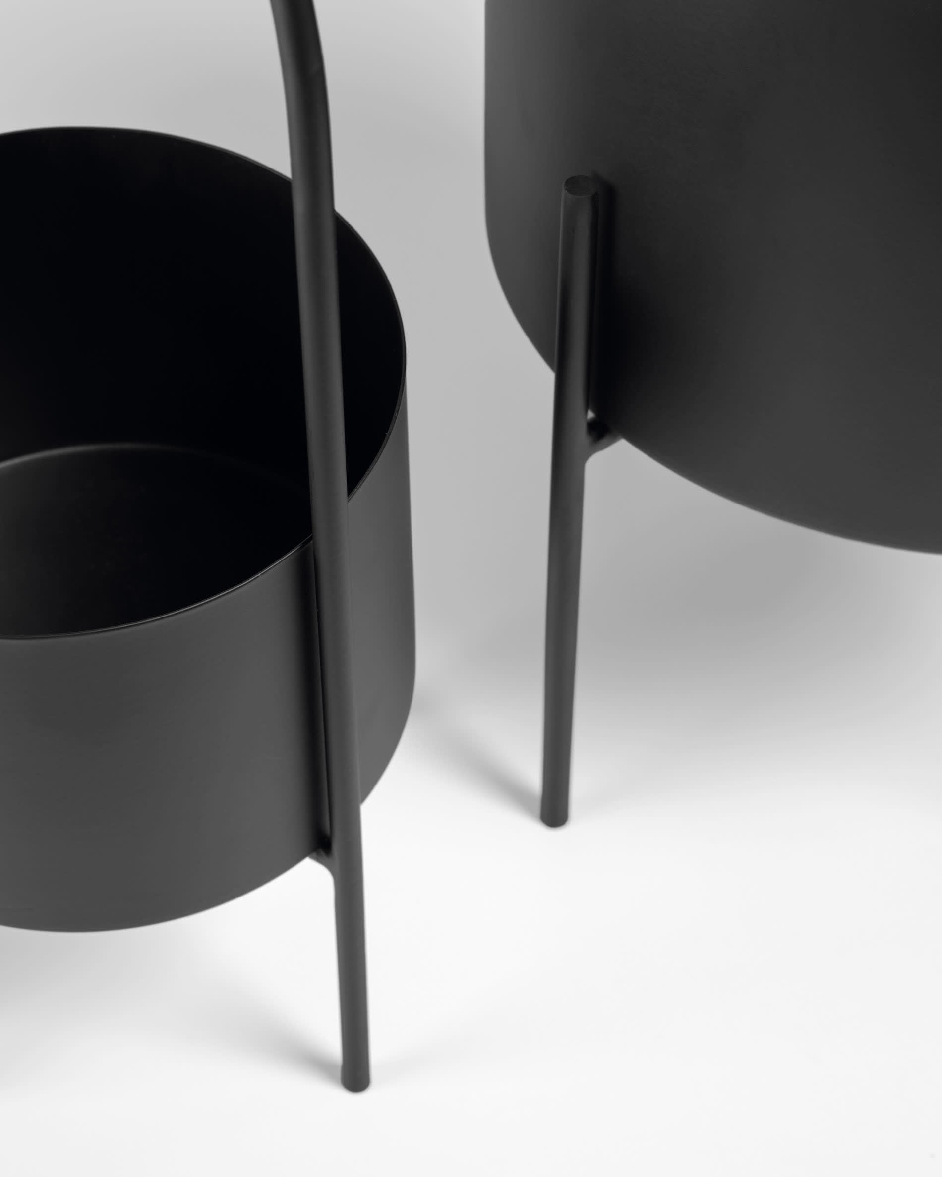 Set aus zwei Mash-Pflanzgefäßen mit schwarzem Metallgriff, ideal für stilvolle Pflanzenpräsentation, Ø 25 cm und Ø 16,5 cm.