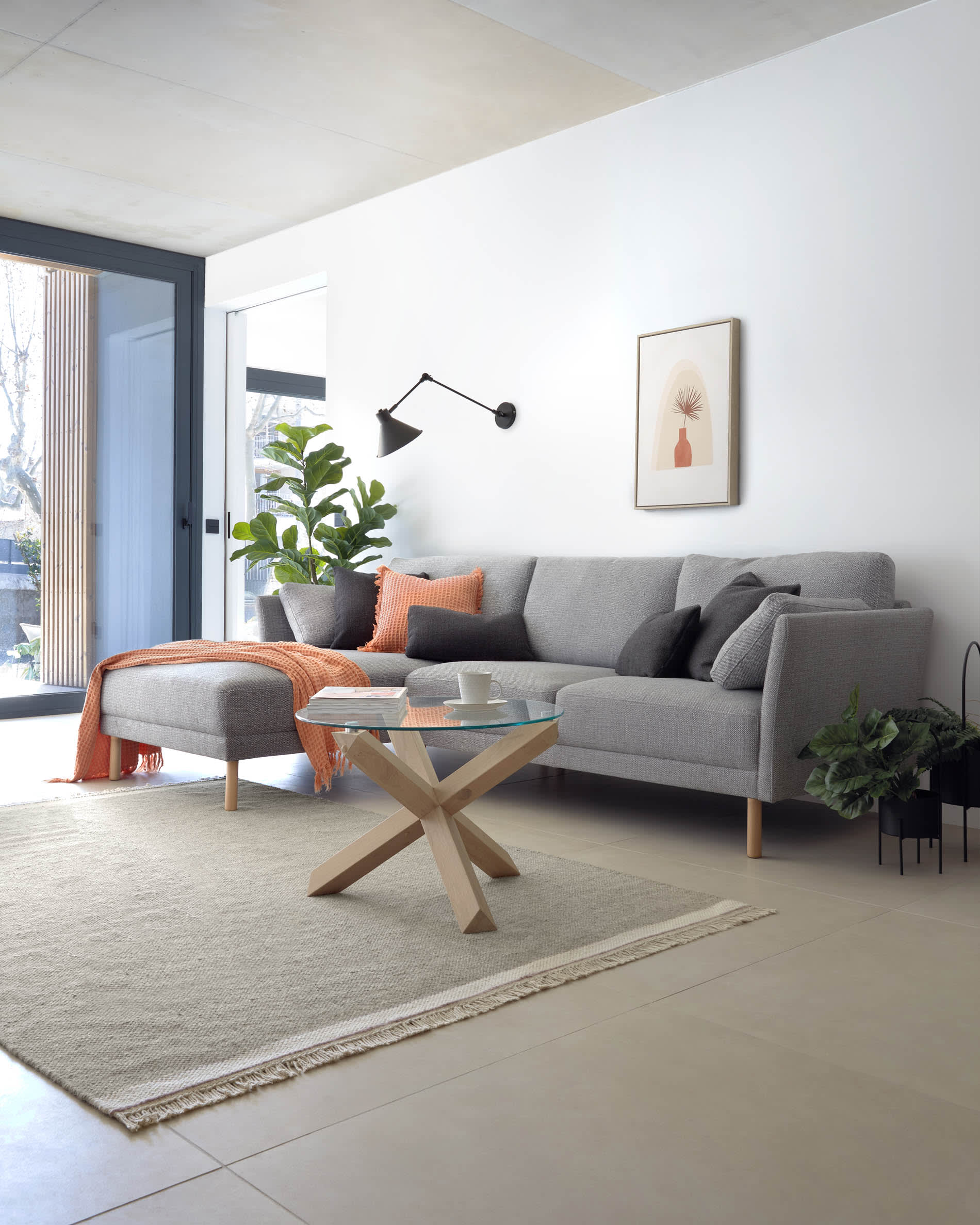 Elegantes 2er-Set Mash-Pflanzgefäße mit schwarzem Griff, perfekt für Pflanzen, Größen Ø 25 cm und Ø 16,5 cm, von Kave Home.