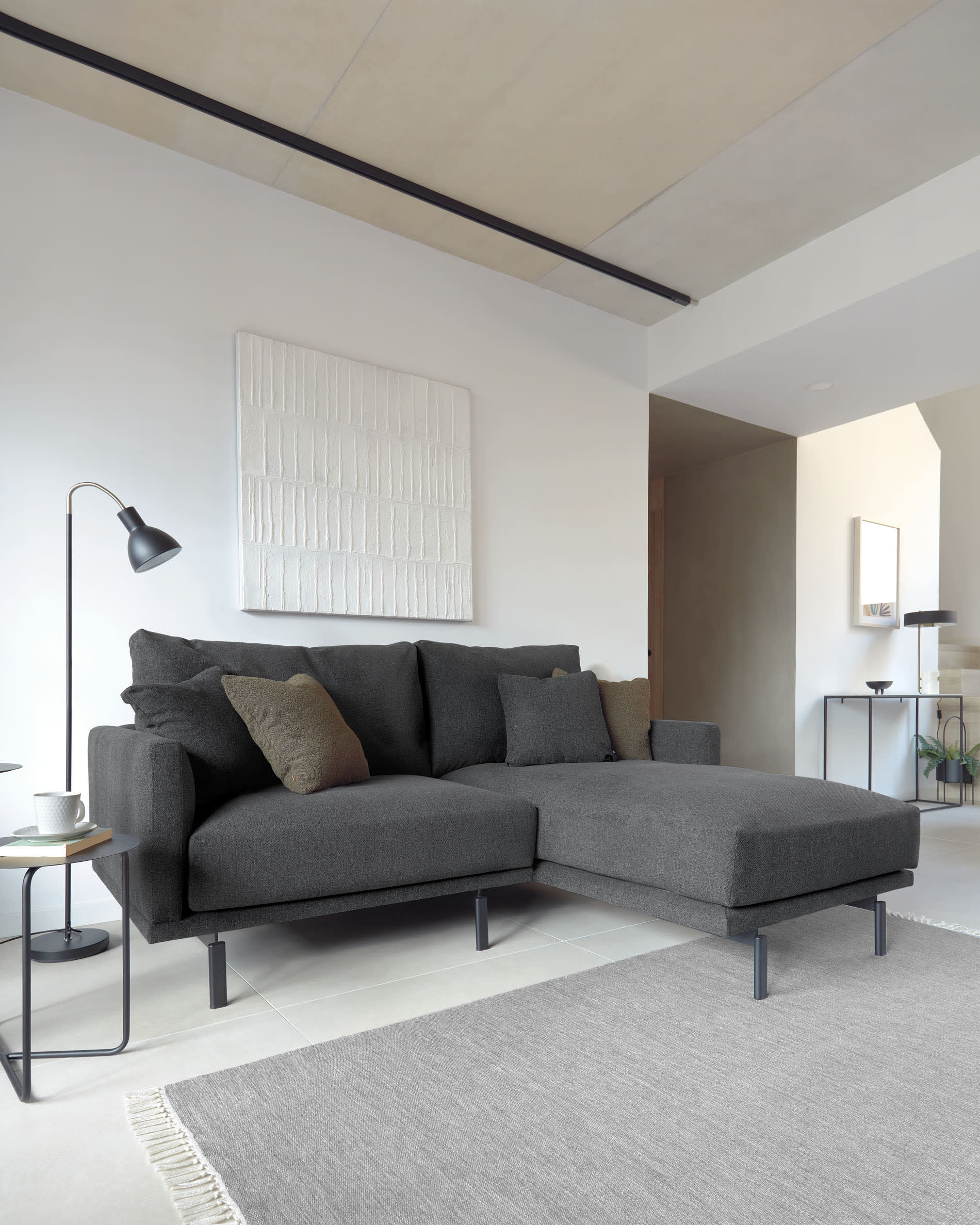 Elegantes 2er-Set Mash-Pflanzgefäße mit schwarzem Griff, perfekt für Pflanzen, Größen Ø 25 cm und Ø 16,5 cm, von Kave Home.