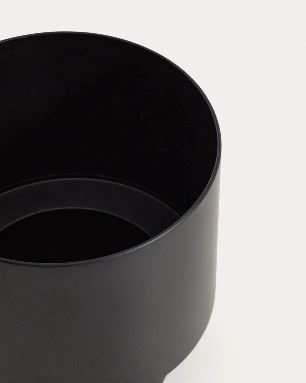 Mash Übertopf aus Metall schwarz Ø 28 cm in Schwarz präsentiert im Onlineshop von KAQTU Design AG. Pflanzentopf Outdoor ist von Kave Home