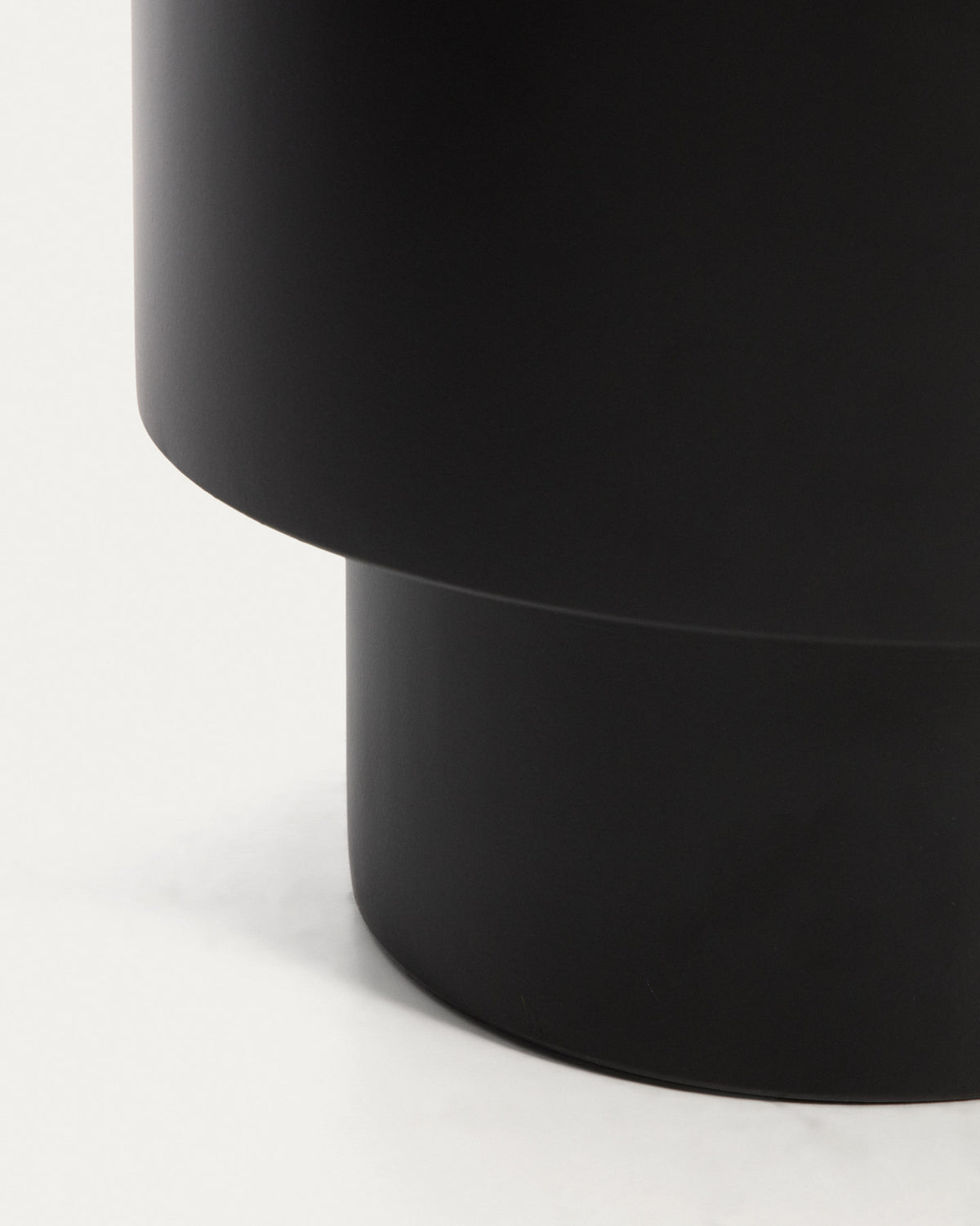 Mash Übertopf aus Metall schwarz Ø 28 cm in Schwarz präsentiert im Onlineshop von KAQTU Design AG. Pflanzentopf Outdoor ist von Kave Home