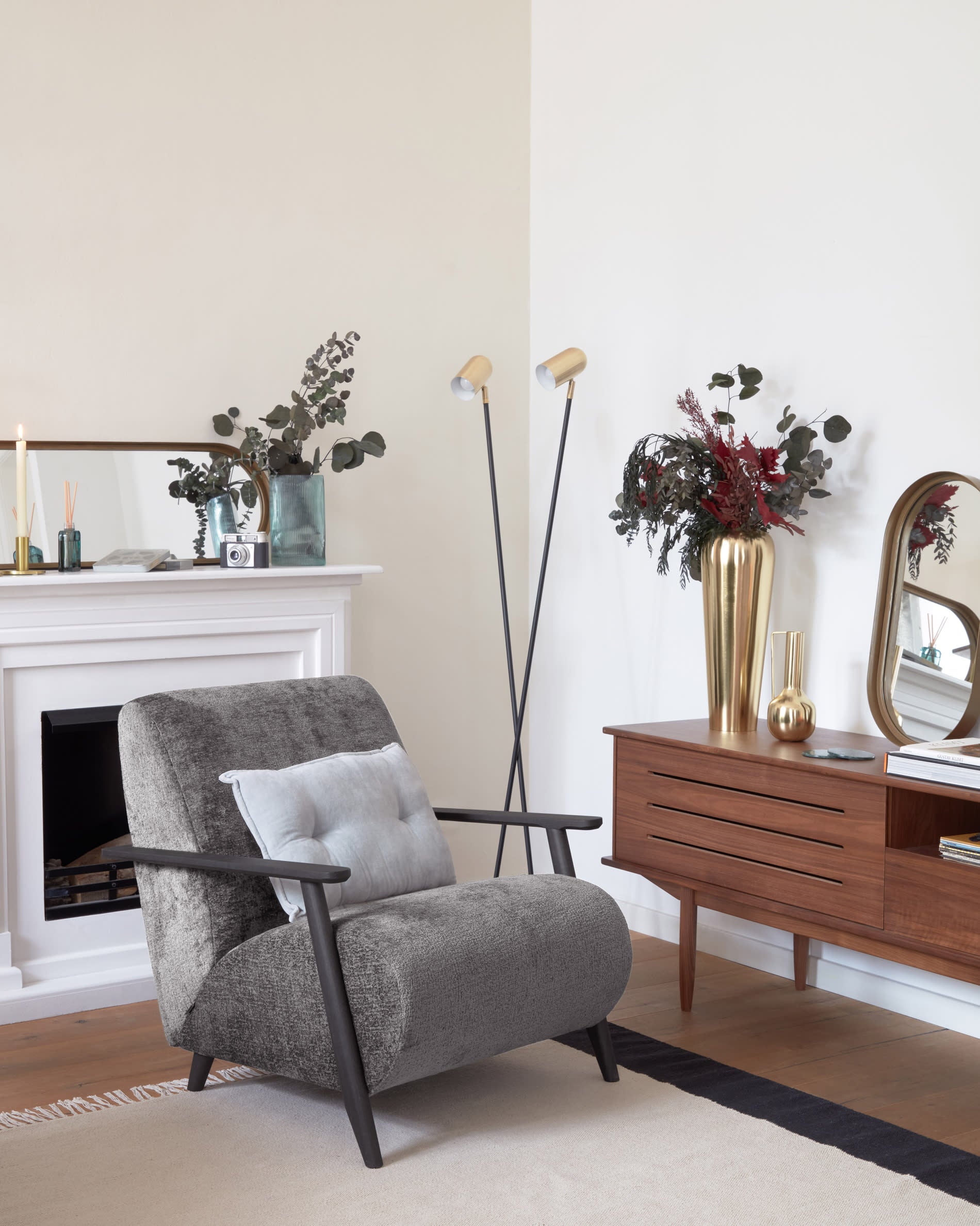 Eleganter Tiare Wandspiegel von Kave Home, 31x101 cm, mit goldfarbenem Metallrahmen – ideal für moderne und stilvolle Einrichtungen.