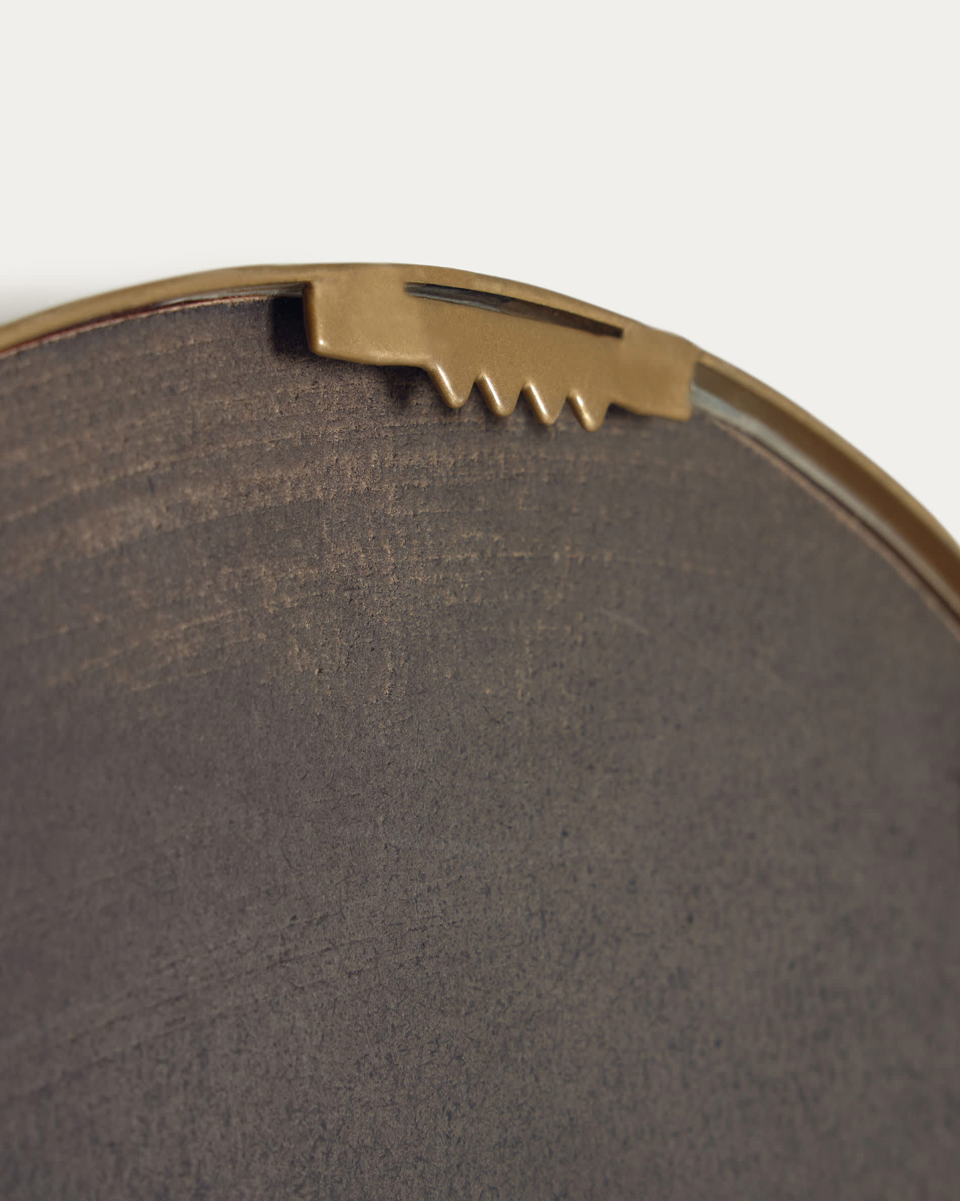 Eleganter Tiare Wandspiegel von Kave Home, 31 x 61,5 cm, mit robustem goldenen Metallrahmen – perfektes Highlight für jeden Raum.