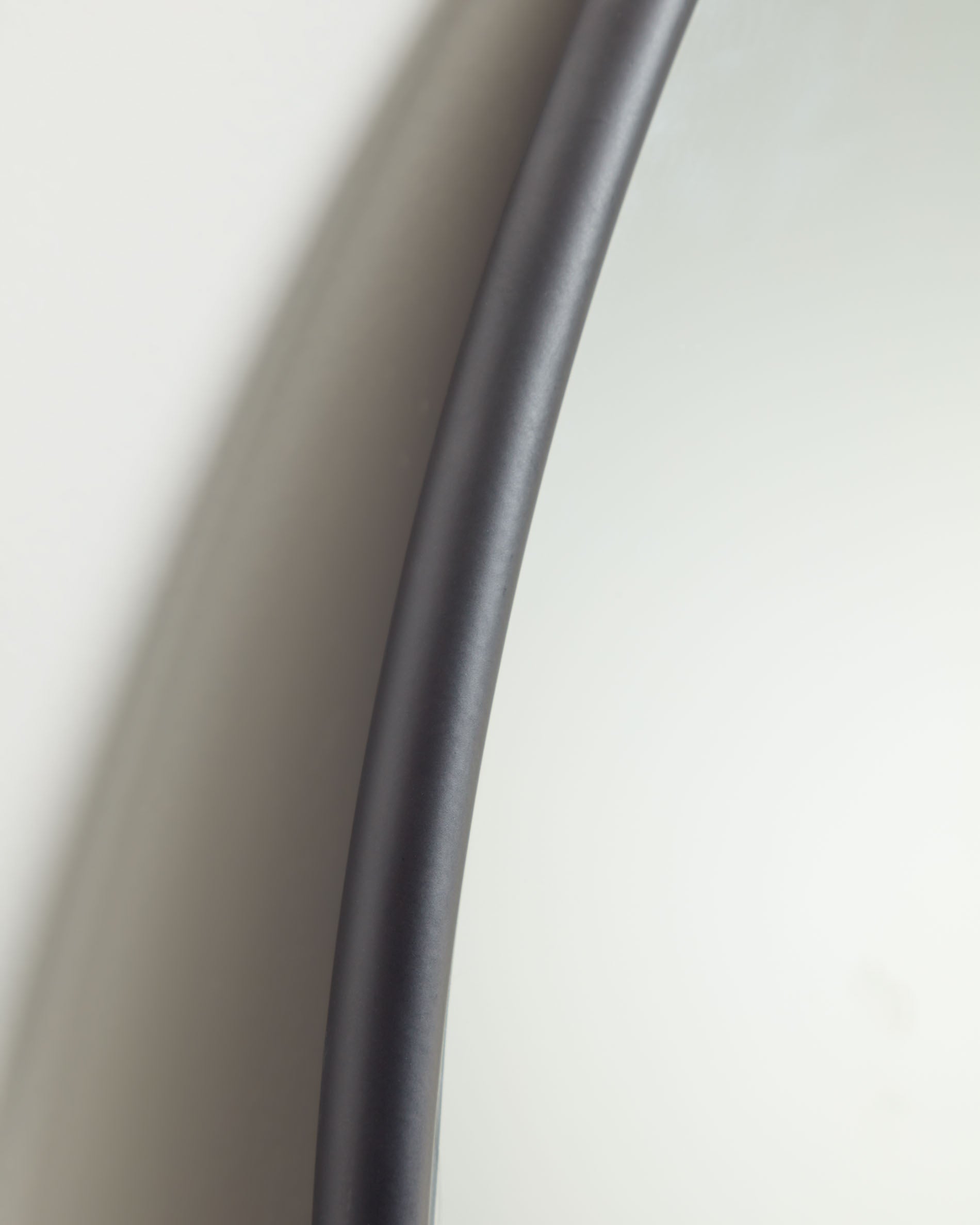 Stylischer Ganzkörperspiegel von Kave Home, 70 x 161 cm, mit robustem Metallrahmen. Perfekt für jeden Raum und zeitlos im Design.