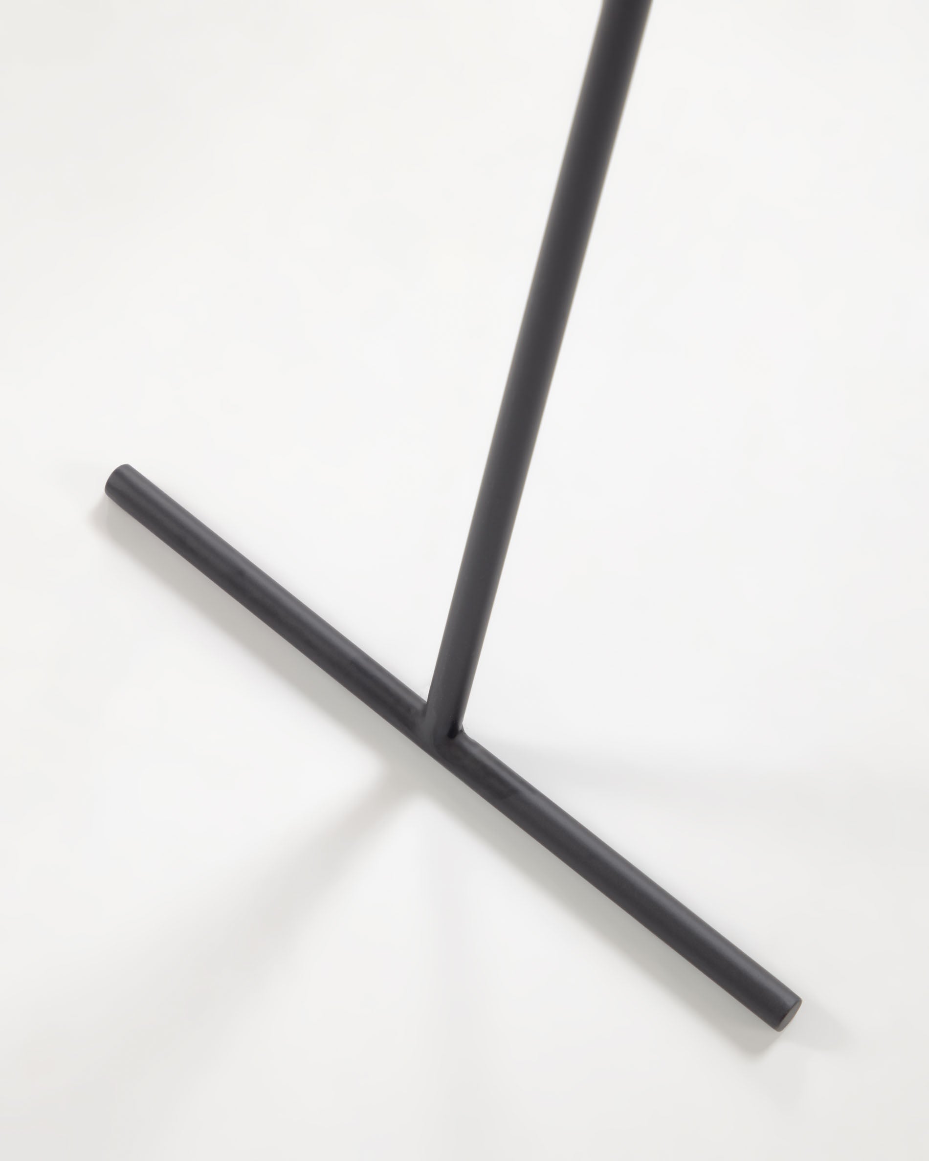 Eleganter Norland Ganzkörperspiegel von Kave Home, 55 x 166 cm, mit schwarzem Metallrahmen und integrierten Kleiderbügeln für stilvolle Funktionalität.