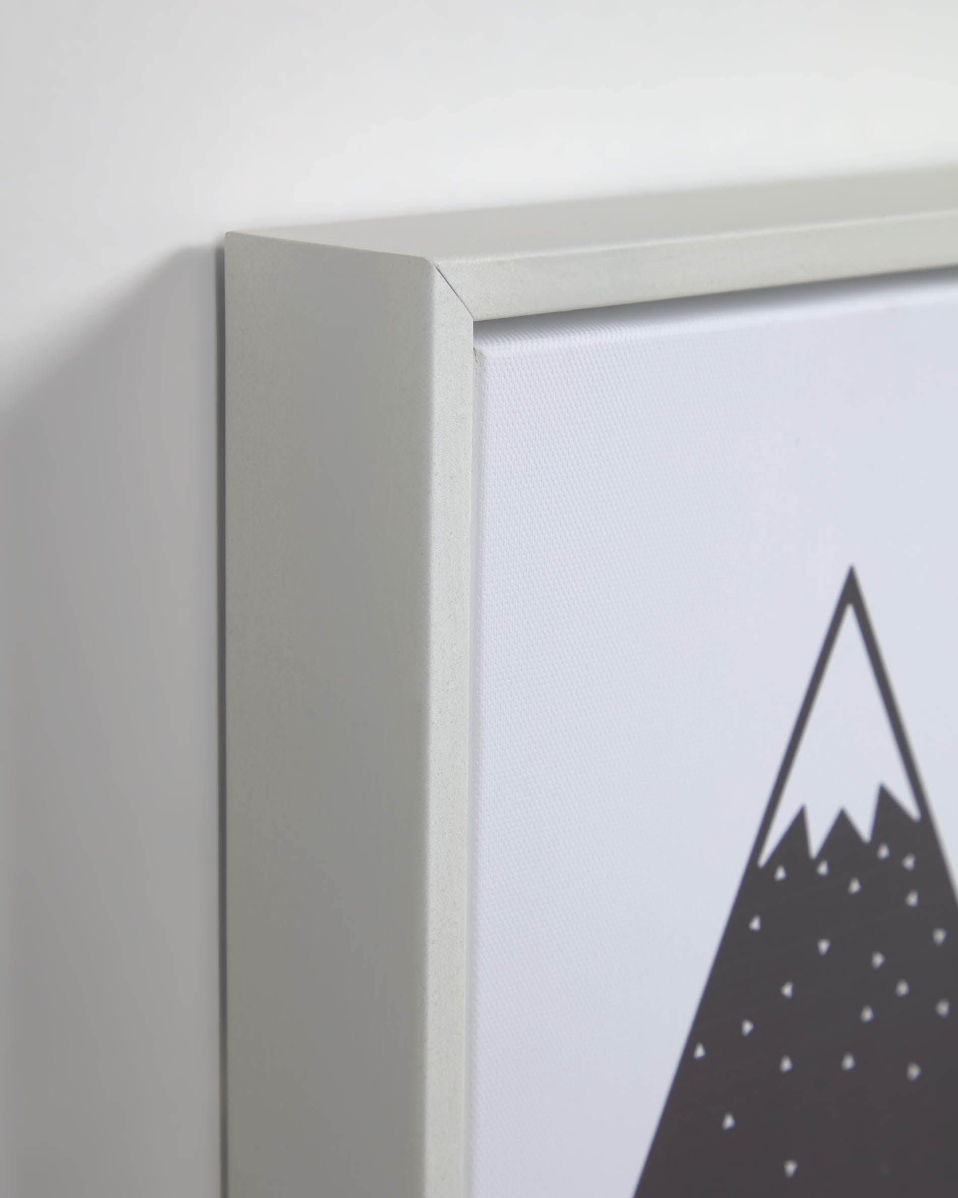 Charmantes Nisi Set: 3 stilvolle Bilder aus Holz in Weiß mit dynamischen Auto-Motiven, perfekt für fantasievolle Kinderzimmer.