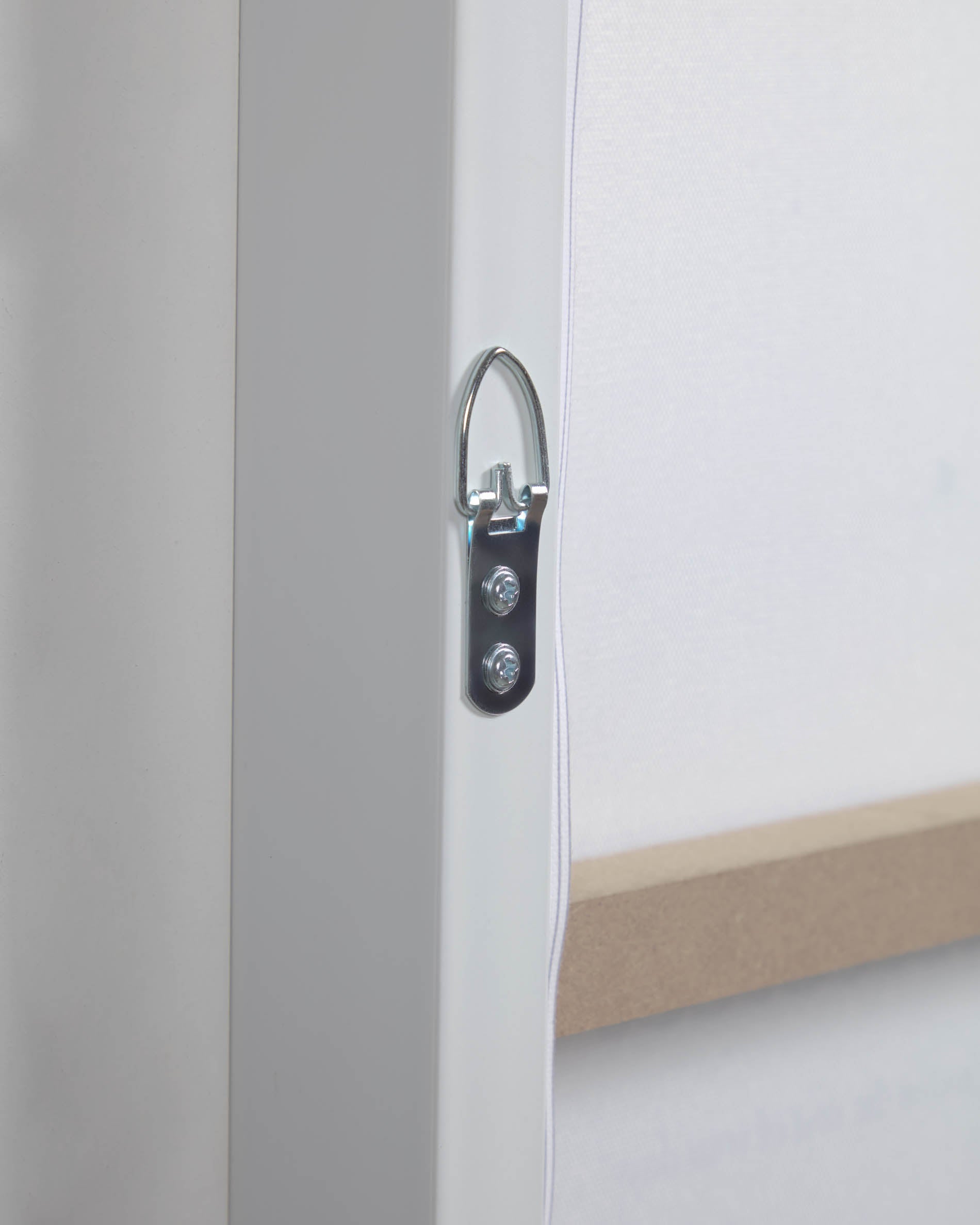 Verleihen Sie dem Kinderzimmer mit dem Nisi Set aus 3 stilvollen Holz-Bildern in Weiß und dynamischen schwarzen Autos einen Hauch von Abenteuer und Kreativität!