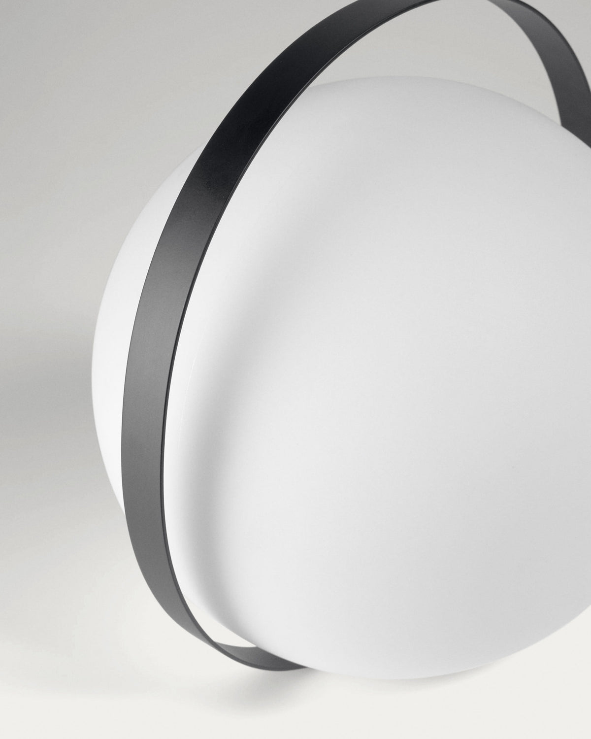 Dinesh Tischlampe mit schwarzem Stahlgriff in Schwarz präsentiert im Onlineshop von KAQTU Design AG. Outdoor Tischleuchte ist von Kave Home