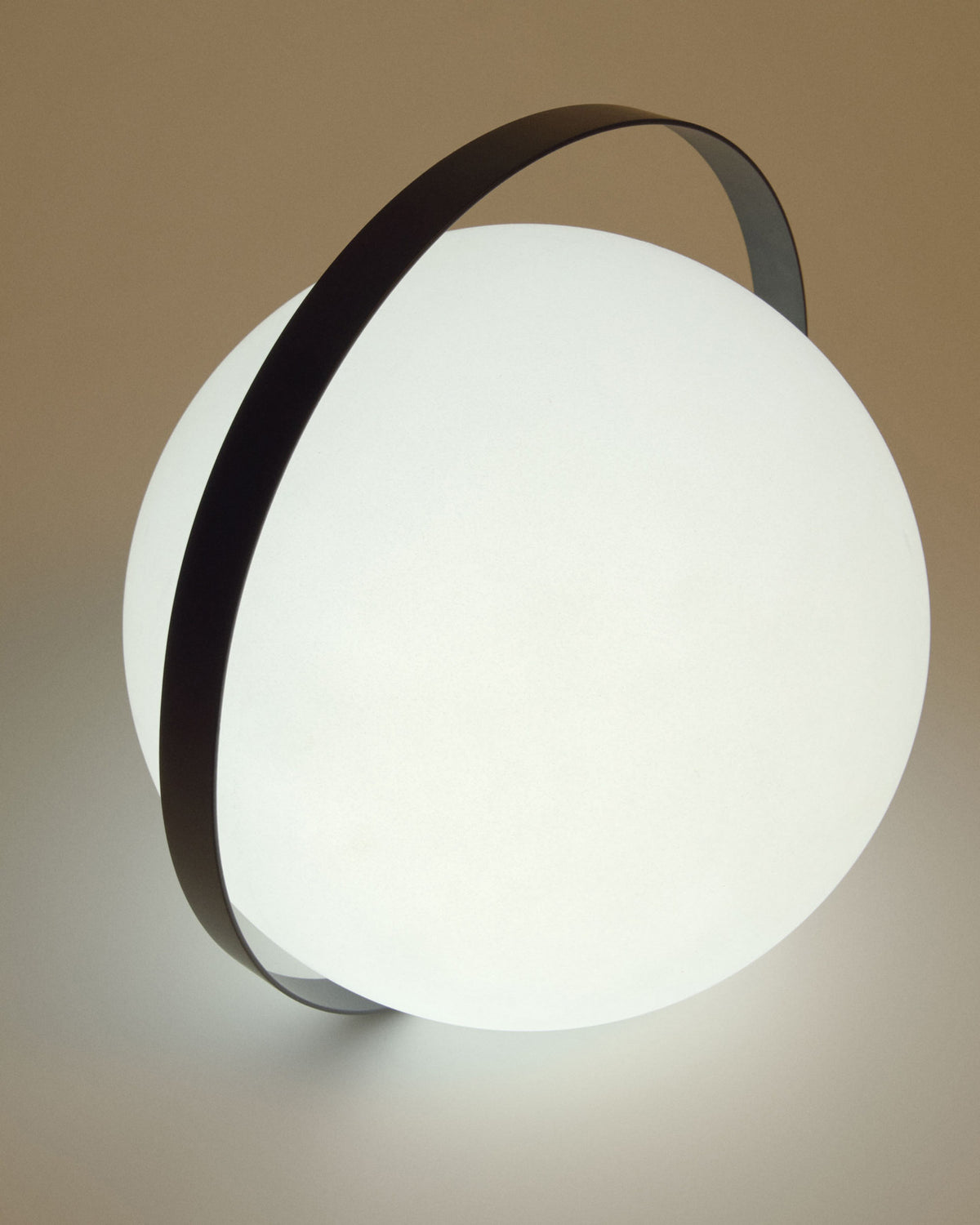 Dinesh Tischlampe mit schwarzem Stahlgriff in Schwarz präsentiert im Onlineshop von KAQTU Design AG. Outdoor Tischleuchte ist von Kave Home