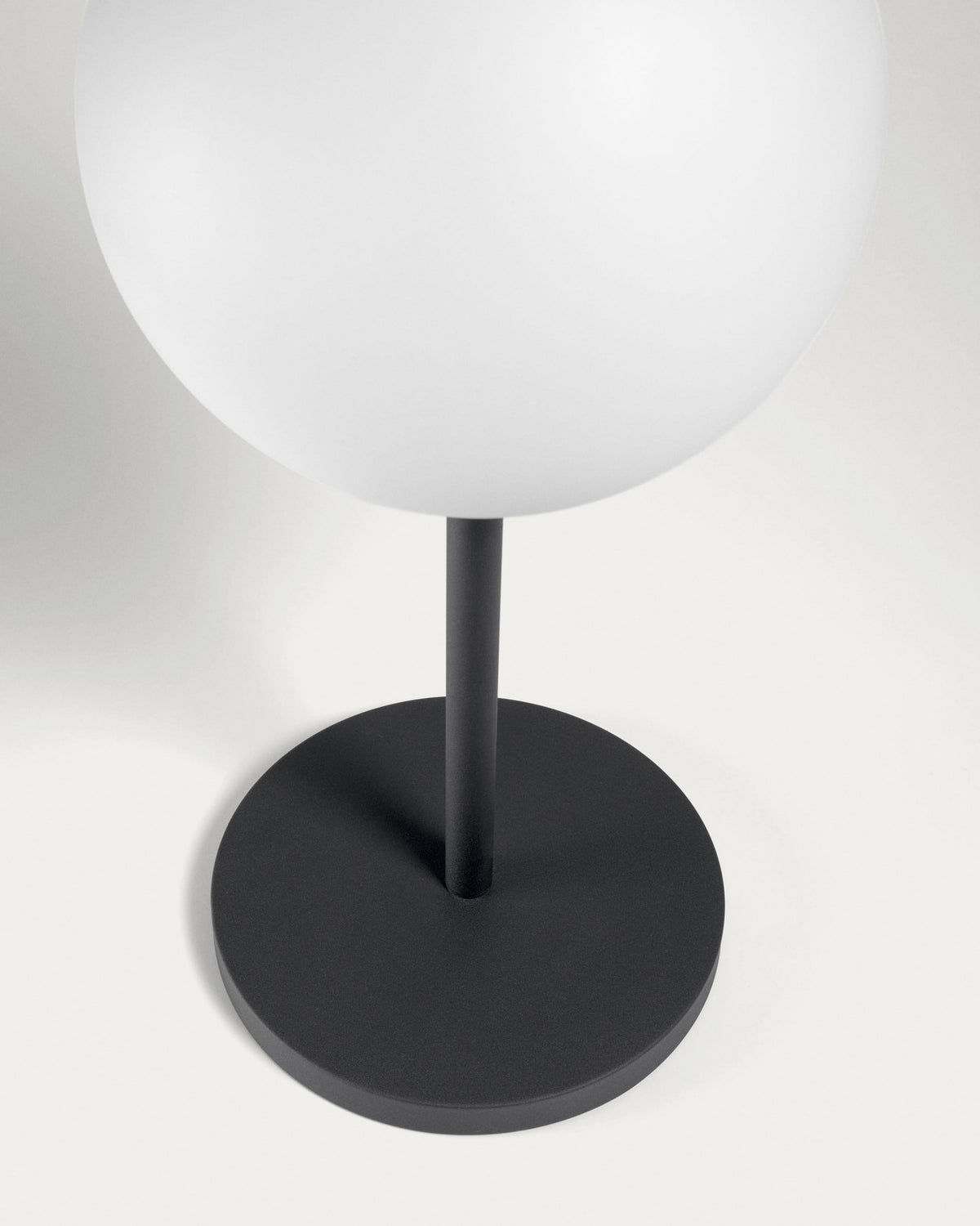 Dinesh Tischlampe aus schwarzem Stahl in Schwarz präsentiert im Onlineshop von KAQTU Design AG. Outdoor Tischleuchte ist von Kave Home