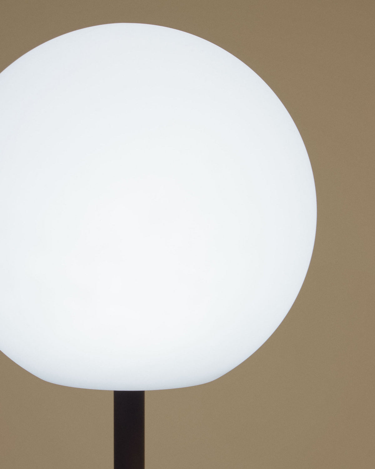 Dinesh Tischlampe aus schwarzem Stahl in Schwarz präsentiert im Onlineshop von KAQTU Design AG. Outdoor Tischleuchte ist von Kave Home